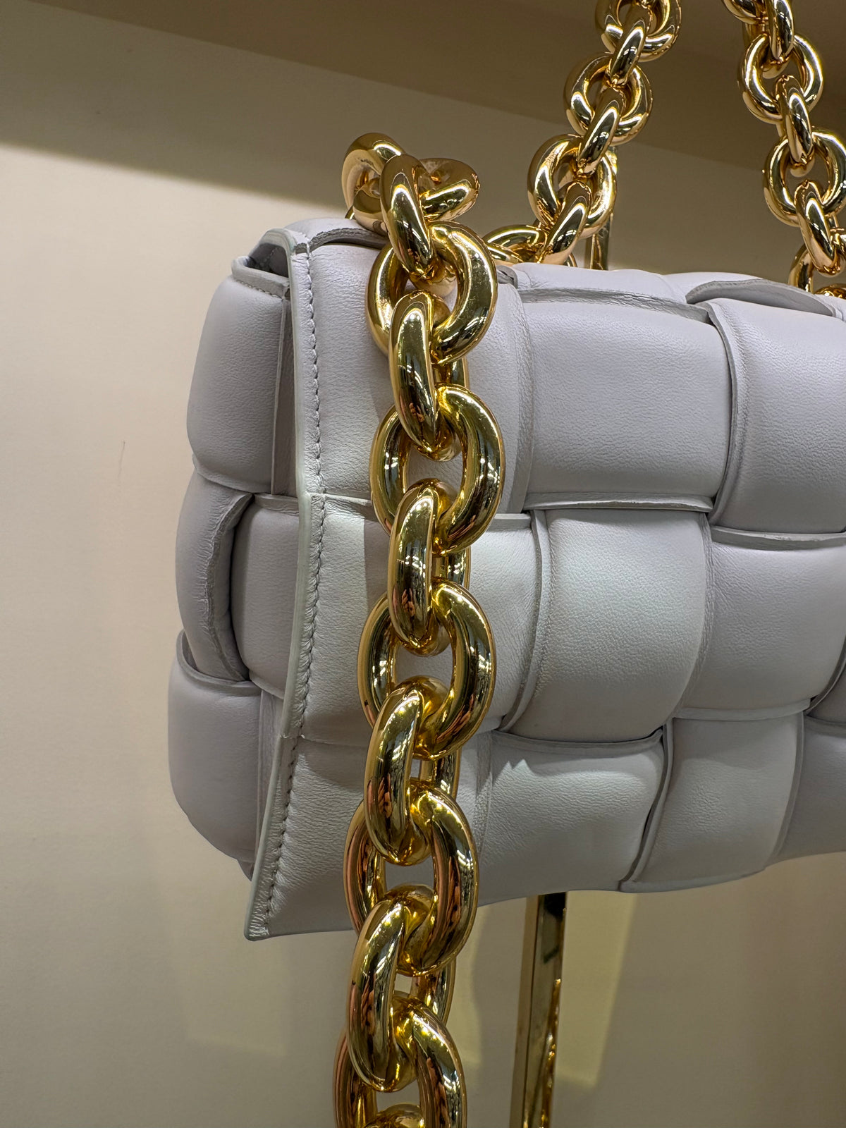Bottega Veneta Chain Cassette in pelle Maxi Intrecciato imbottita