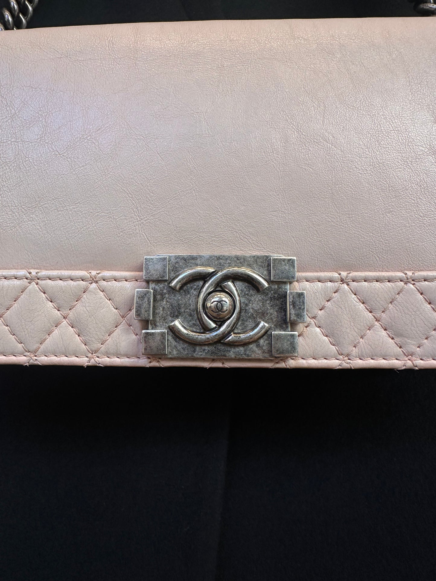 Chanel Boy in pelle rosa chiaro