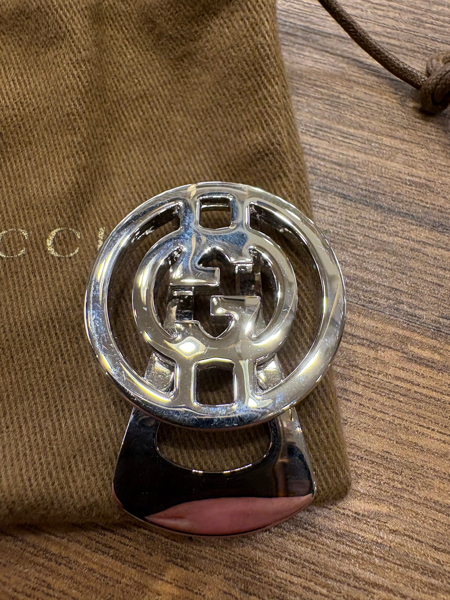 Gucci fermasoldi in metallo argentato . New