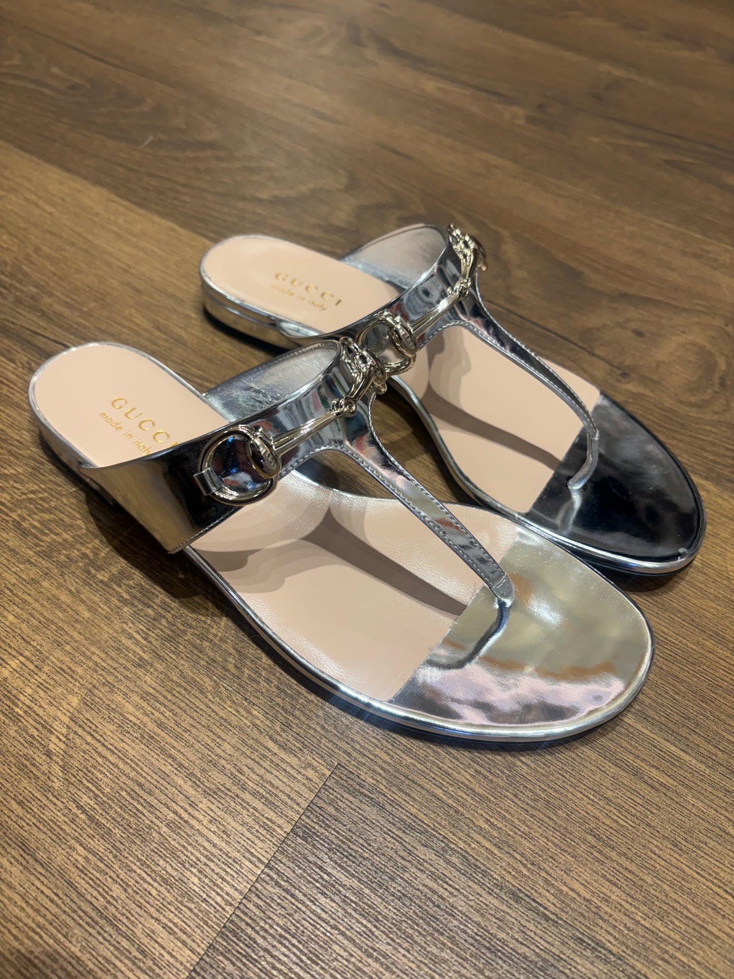 Sandali Infradito Gucci Horsebit  in Pelle Laminata Argento 39. Nuovo