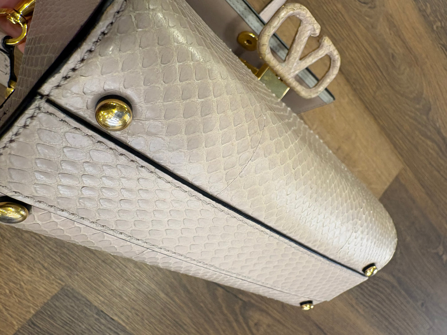 Valentino Garavani VSLING borsa small in pitone rosa chiaro