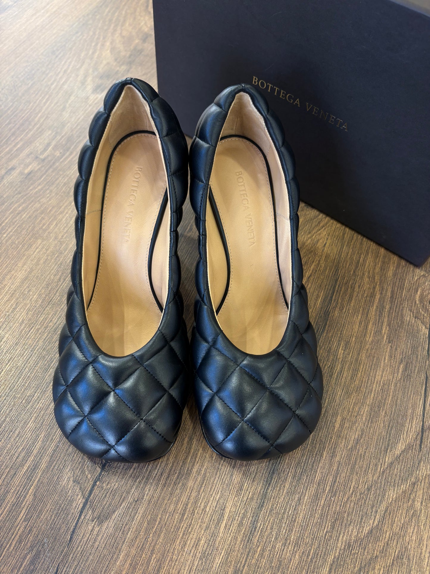 Bottega Veneta Puffy Bloc trapuntata in pelle nera 37. Nuovo