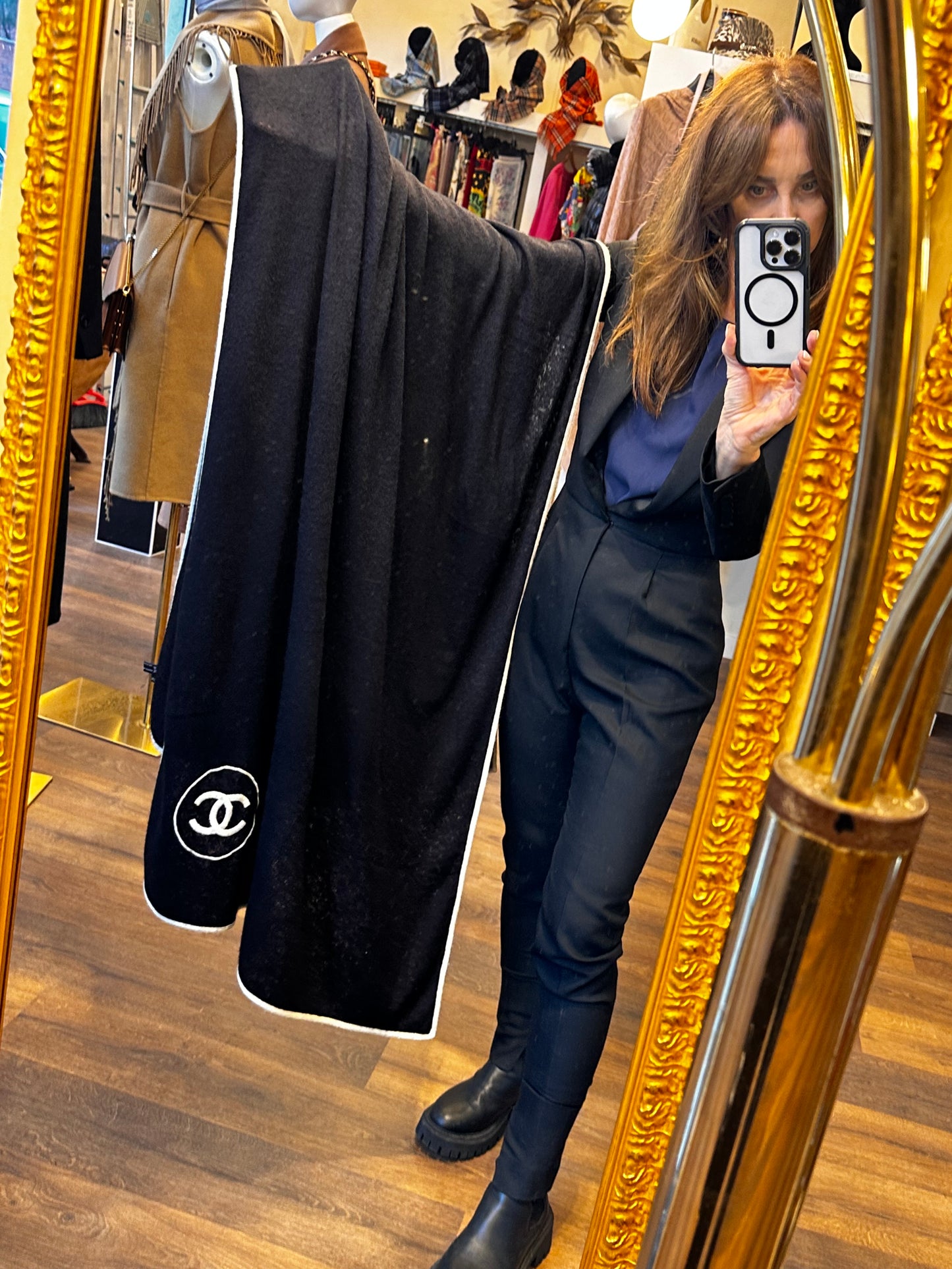 Chanel maxi stola cashmere e seta con logo grande