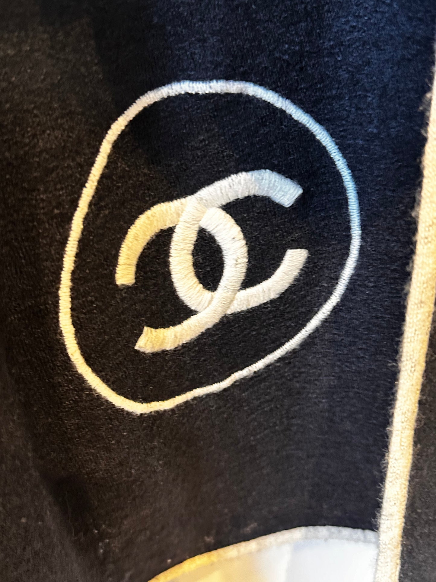 Chanel maxi stola cashmere e seta con logo grande