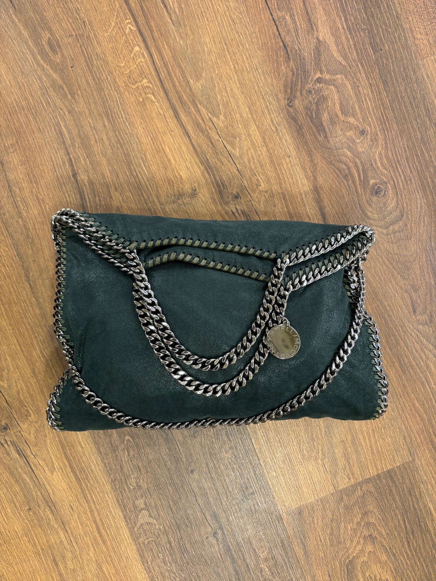 Stella McCartney Falabella in pelle vegana verde con finiture color argento