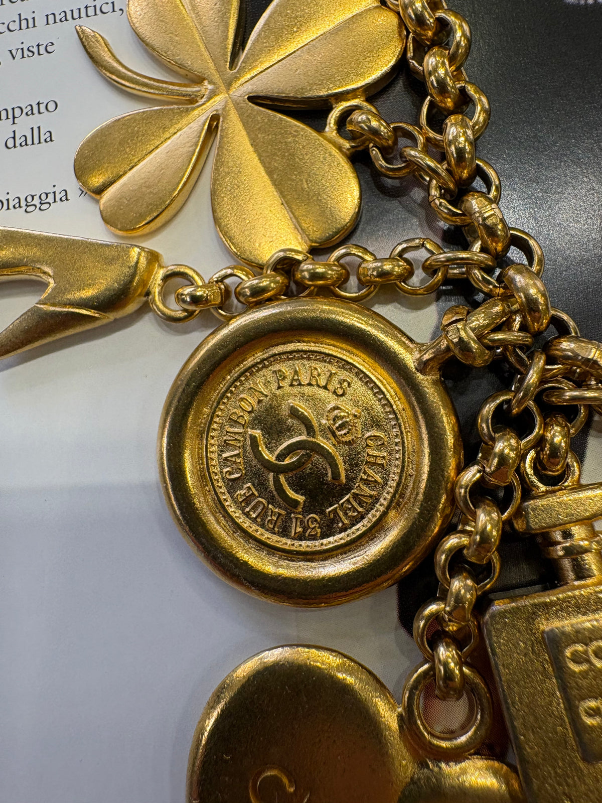 Chanel Cintura a catena con ciondoli portafortuna (Lucky Charms) . Vintage metà anni ‘90