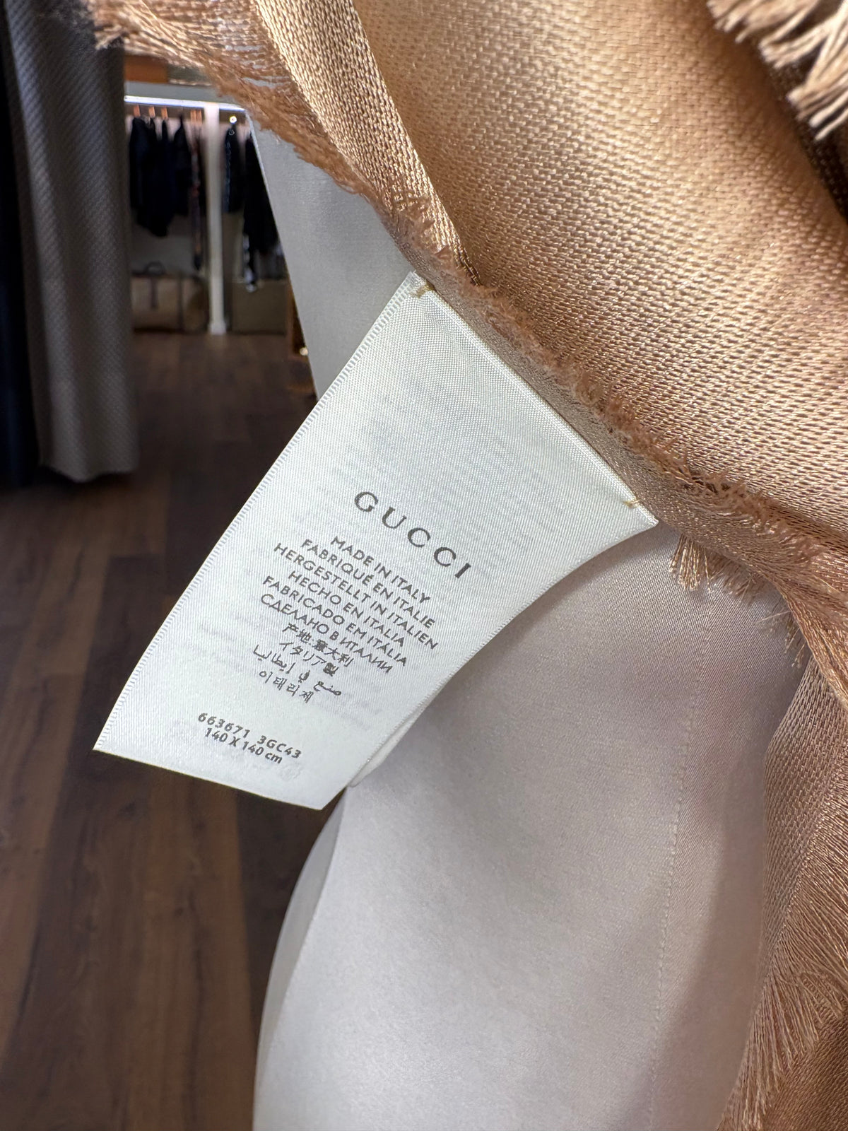 Gucci Scialle in lana e seta jacquard con motivo GG. Nuovo