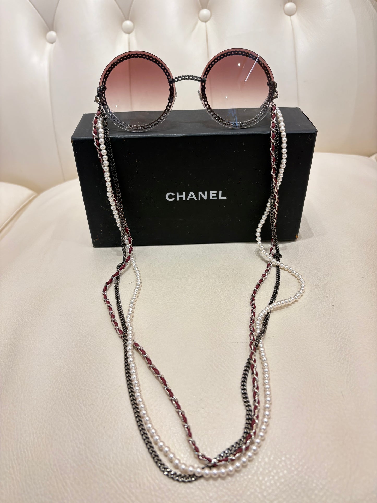 Chanel occhiali da sole round catene pelle e perle lenti rosa sfumate