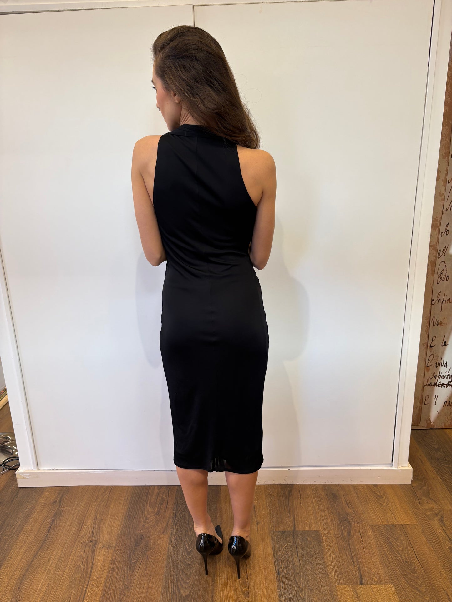 Versace tubino scollatura asimmetrica con medusa gold