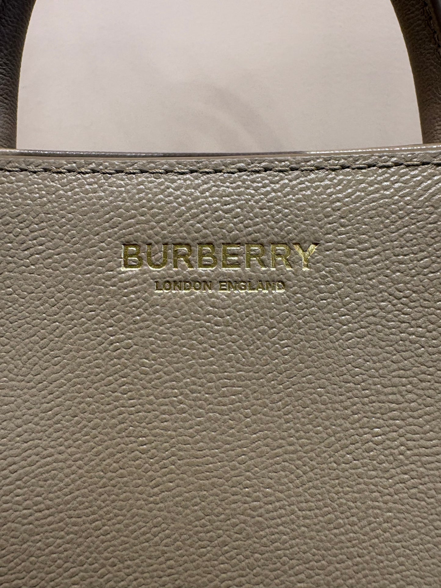 Burberry Borsa a Mano  Mini Banwell Tote in Pelle Martellata Beige -Tortora