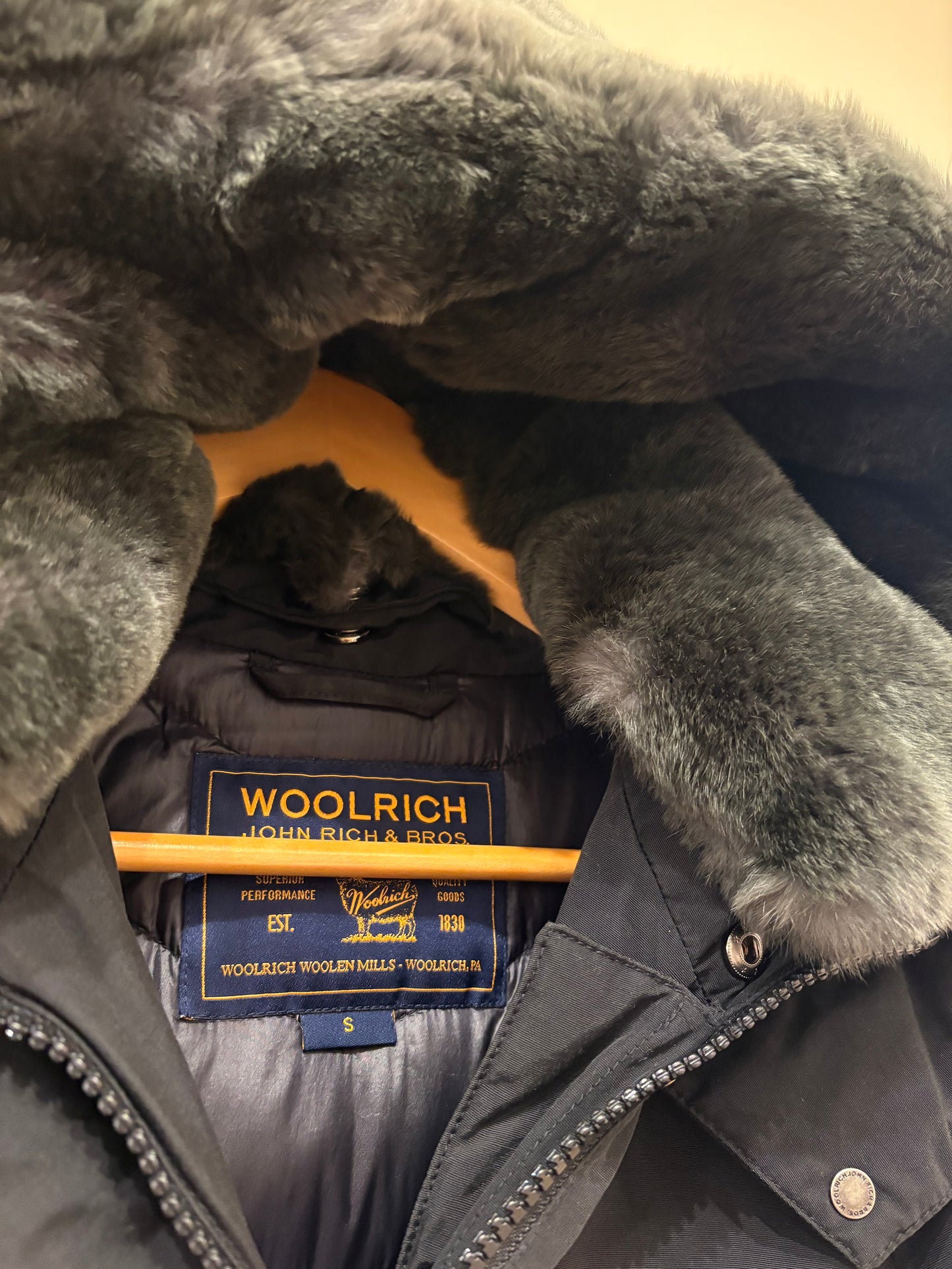 Woolrich parka Bow Bridge nero in tessuto Ramar e pelliccia vera tg44