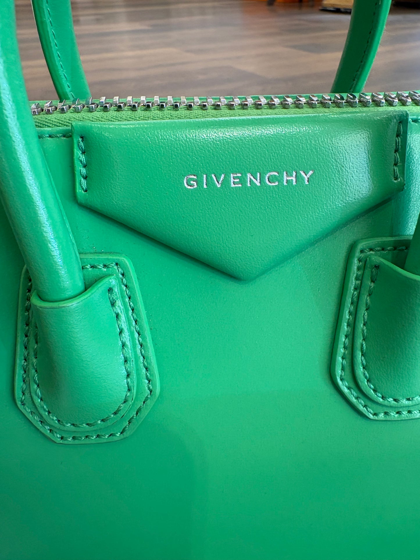 Bottega Veneta Mini Antigona in pelle verde assenzio. Nuova