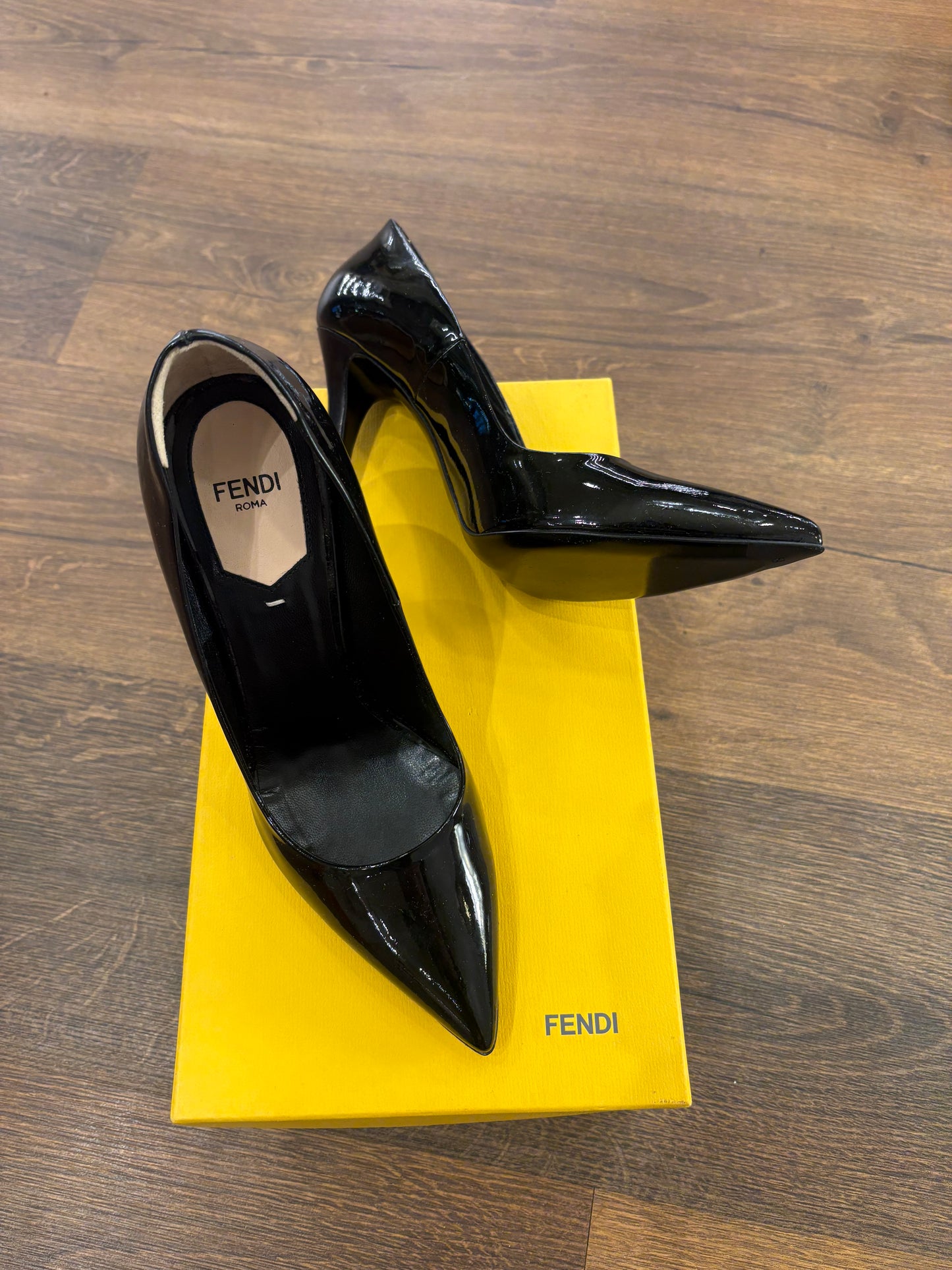 Fendi décolleté in pelle lucida nera 37. Nuove