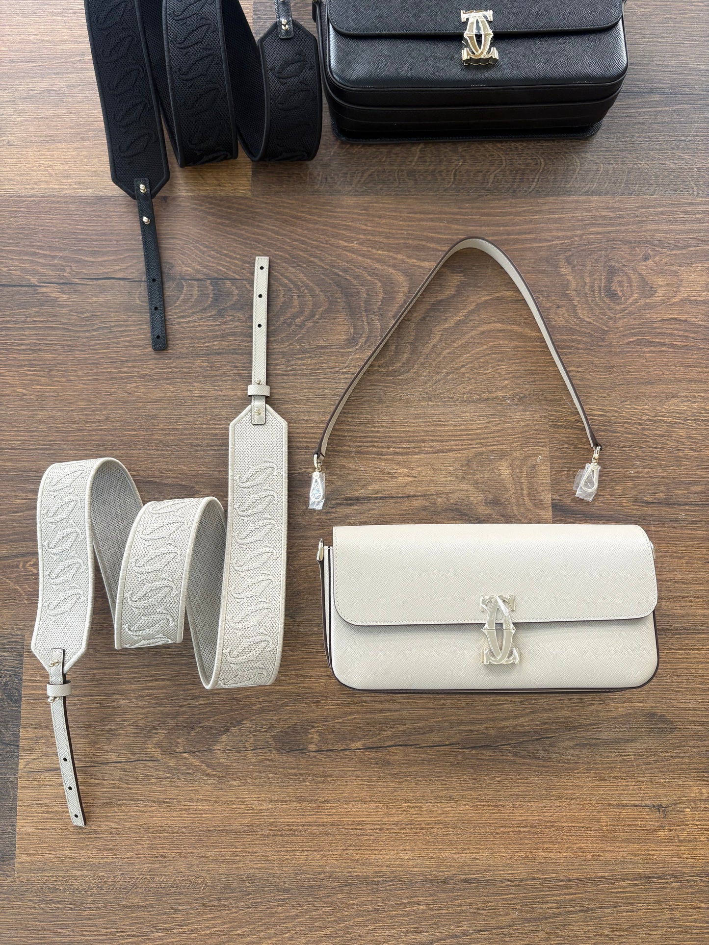 Borsa C de Cartier East-West in Pelle Beige con Doppia Tracolla. Nuovo