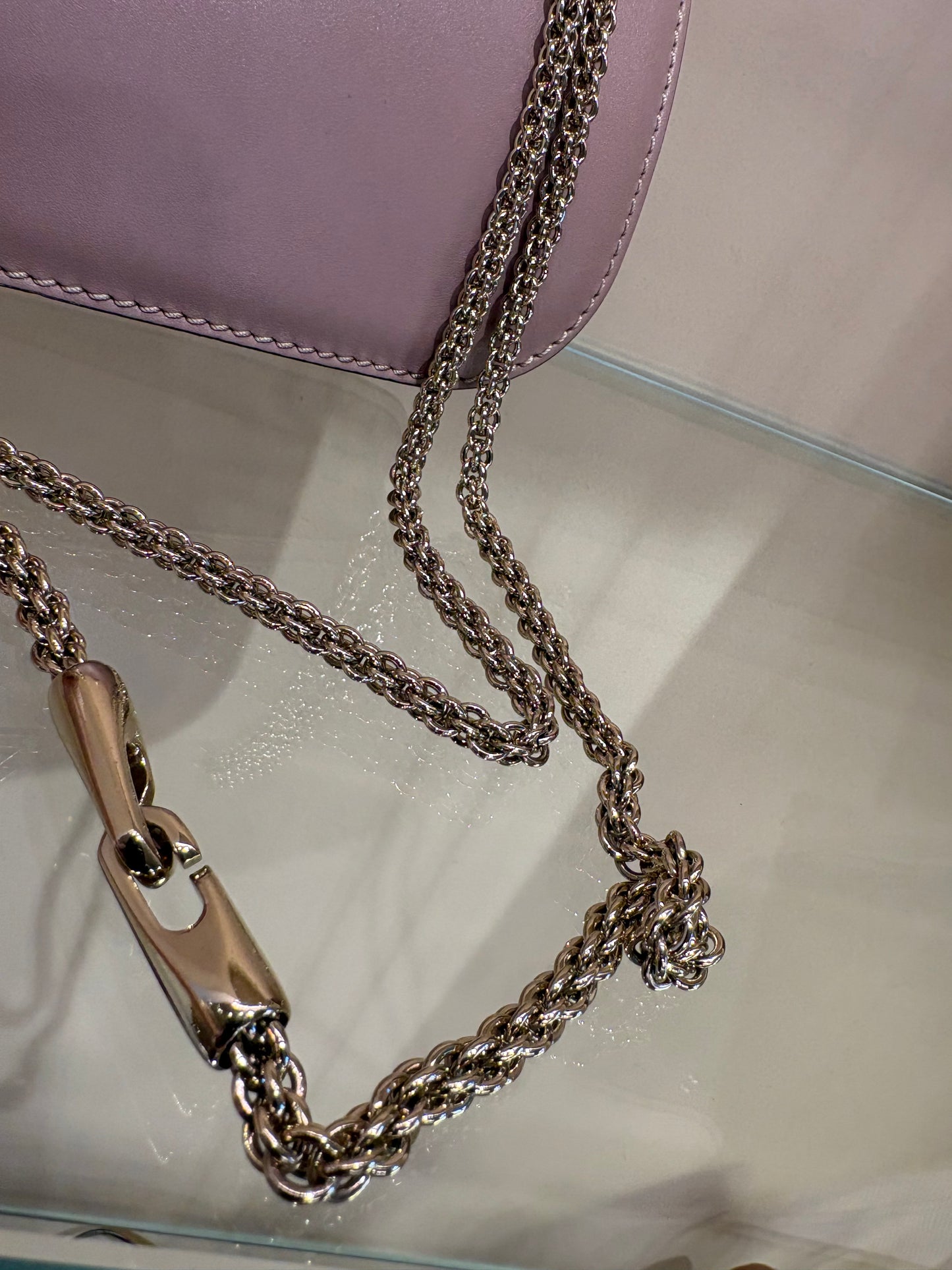 Valentino Garavani Borsa a tracolla  Glam Lock Medium in pelle rosa malva con borchie Rockstud