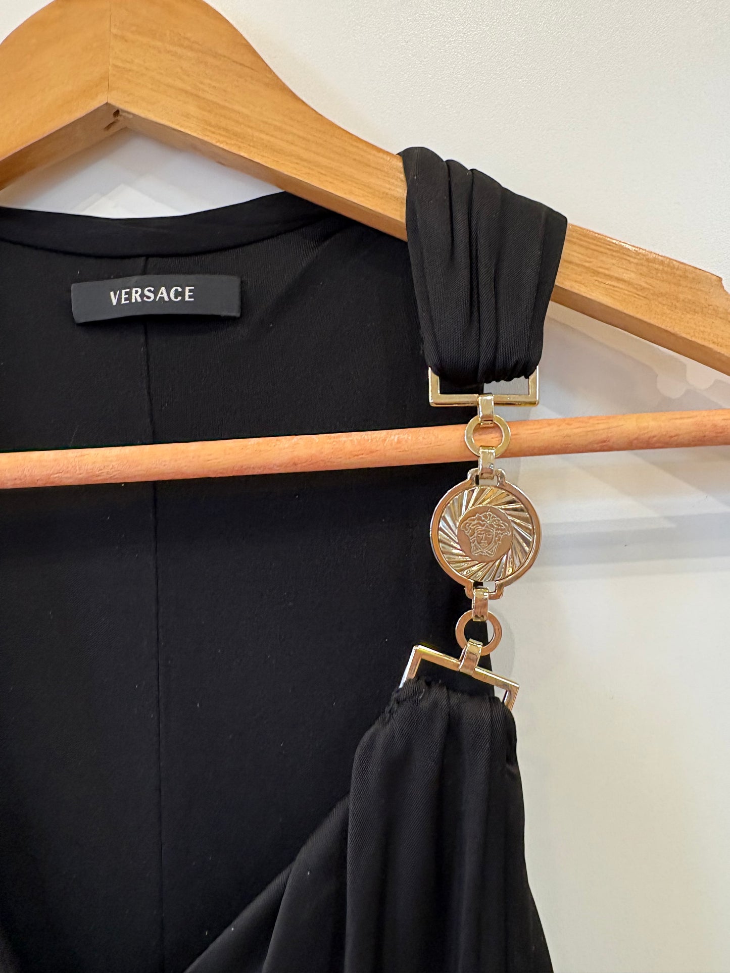 Versace tubino scollatura asimmetrica con medusa gold