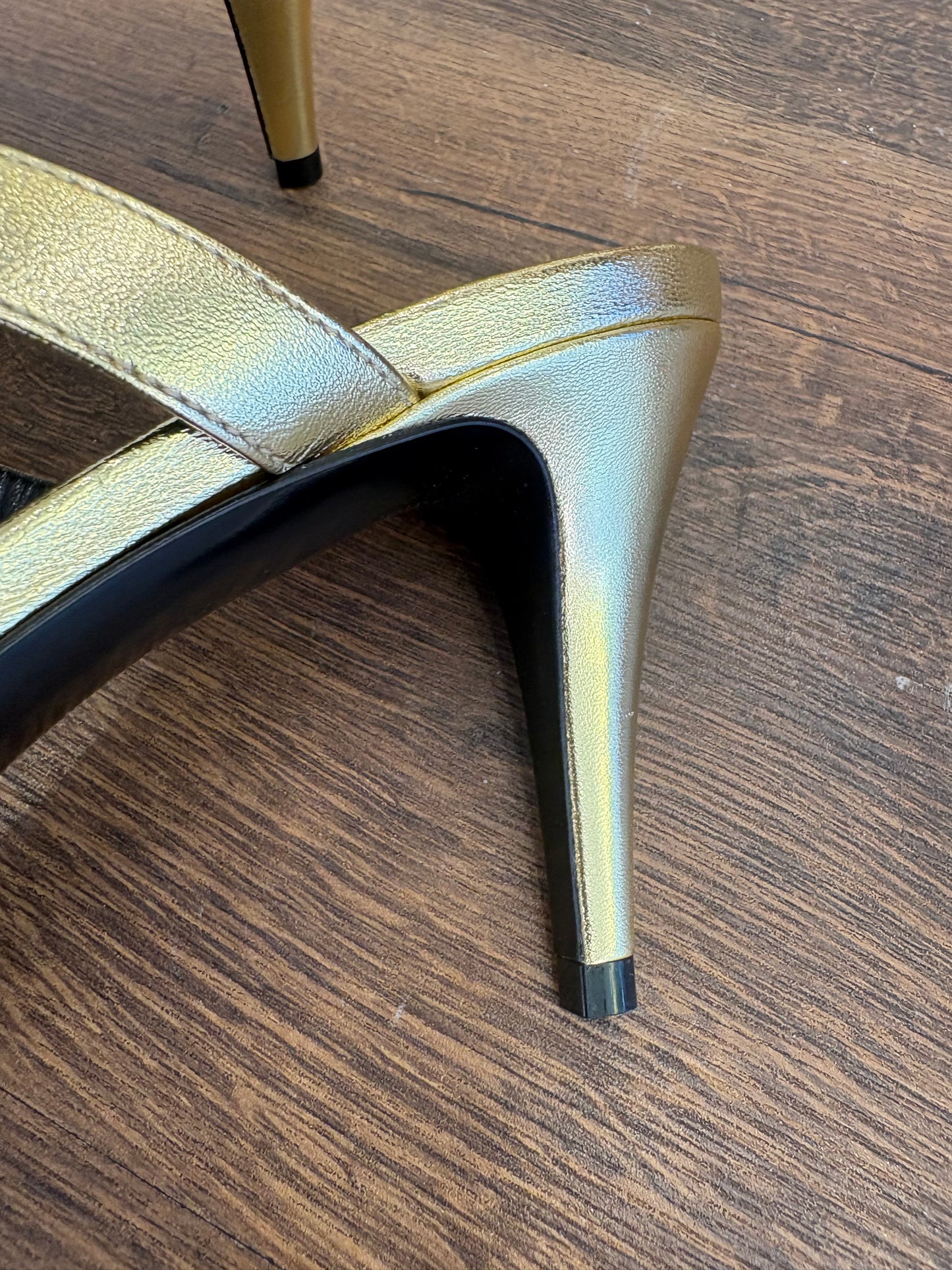 Gucci Sandali Sabot Slim Horsebit in Pelle Metallizzata Oro. Nuovo