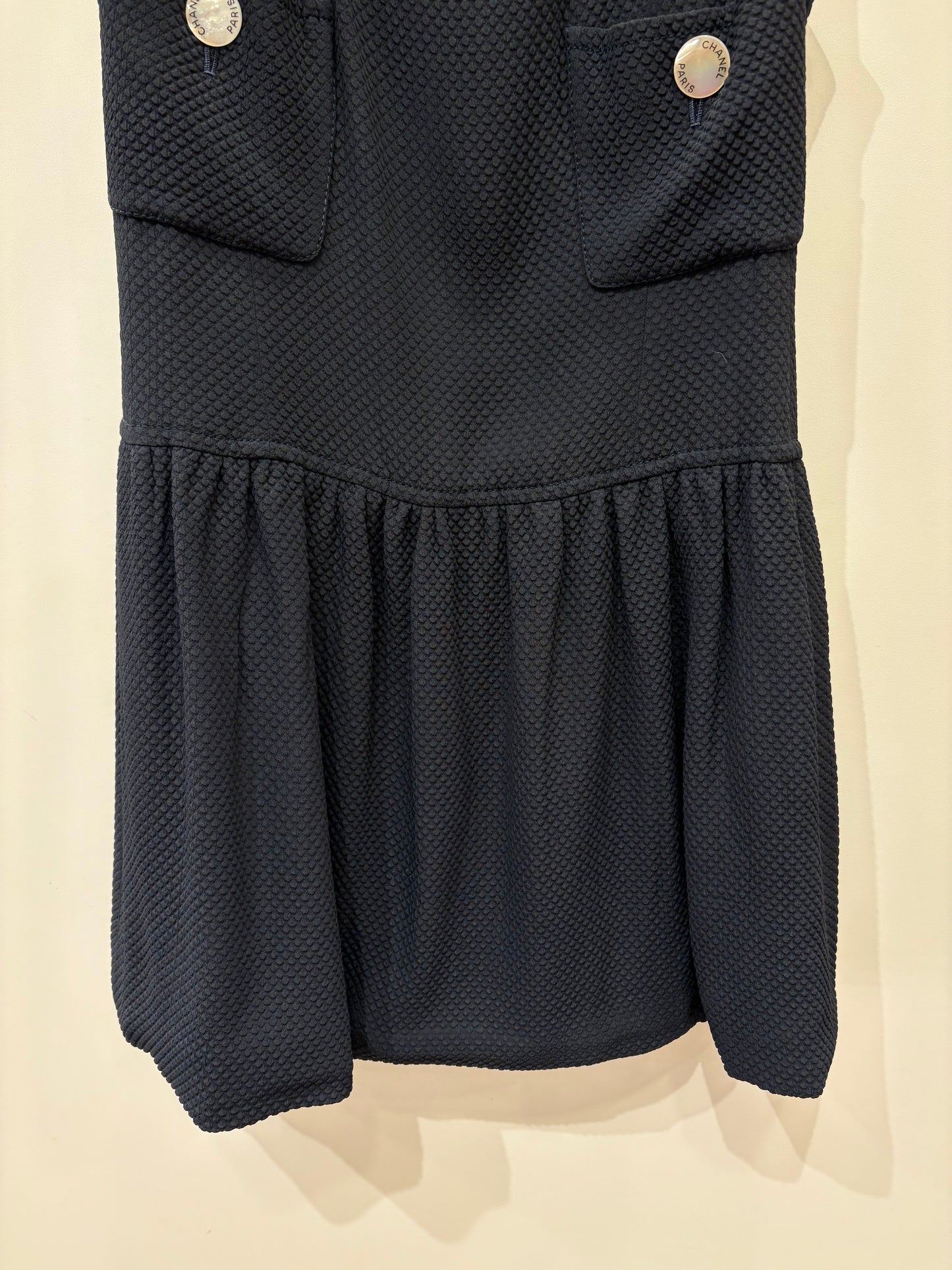 Chanel abito blu bottoni madreperla logo