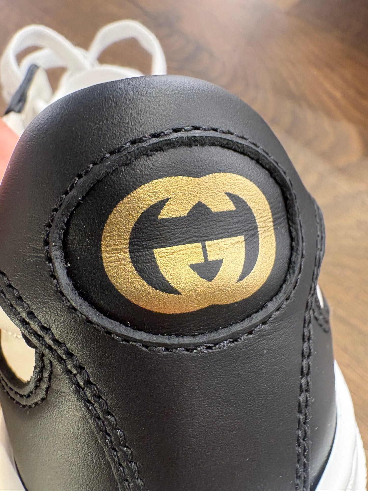 Sneakers Chunky B Gucci in Pelle Bicolore Bianca e Nera con Nastro Web 37. Nuovo