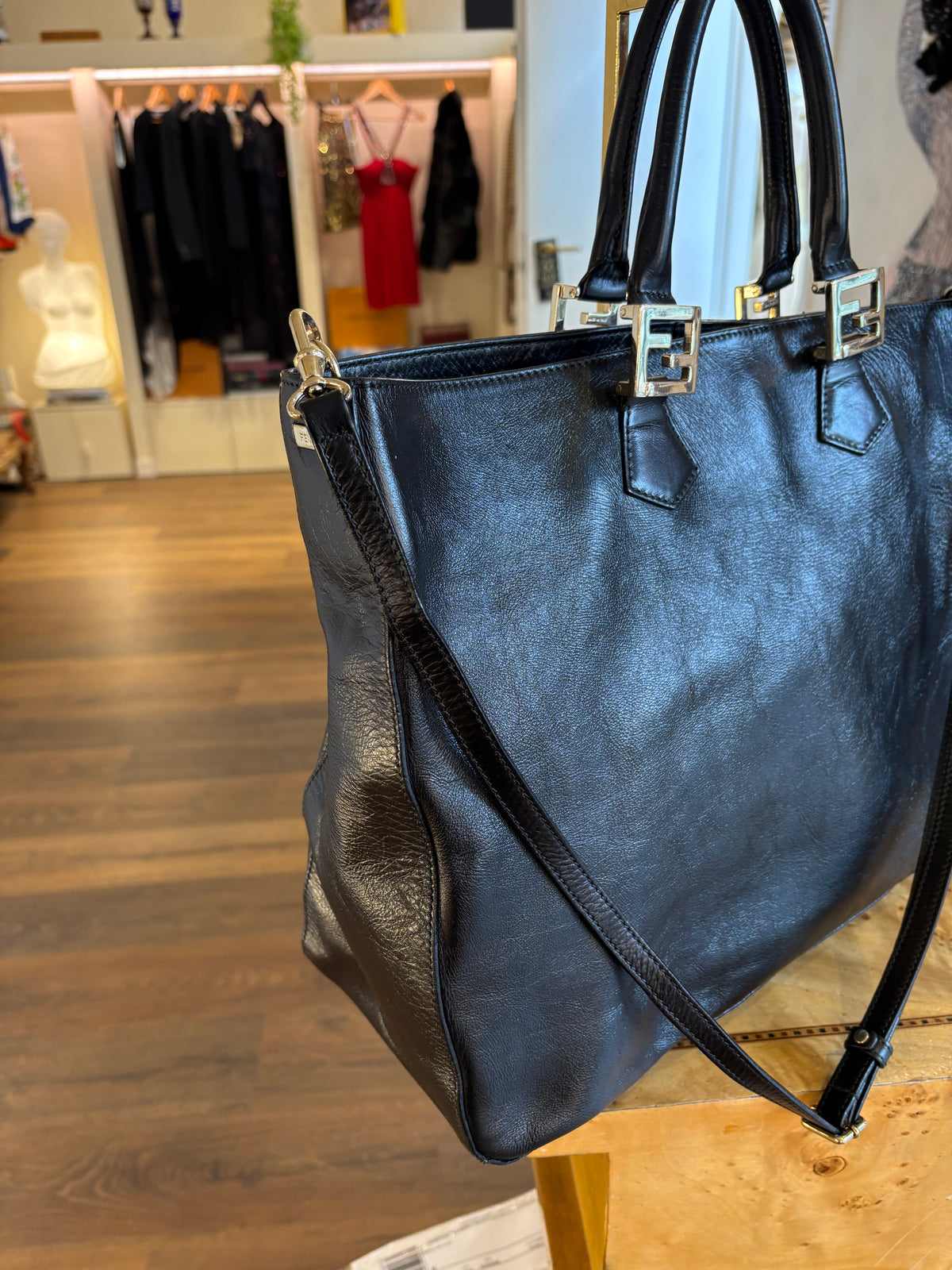 Fendi Twins Tote Large in Pelle Nera Rigenerata con Tracolla