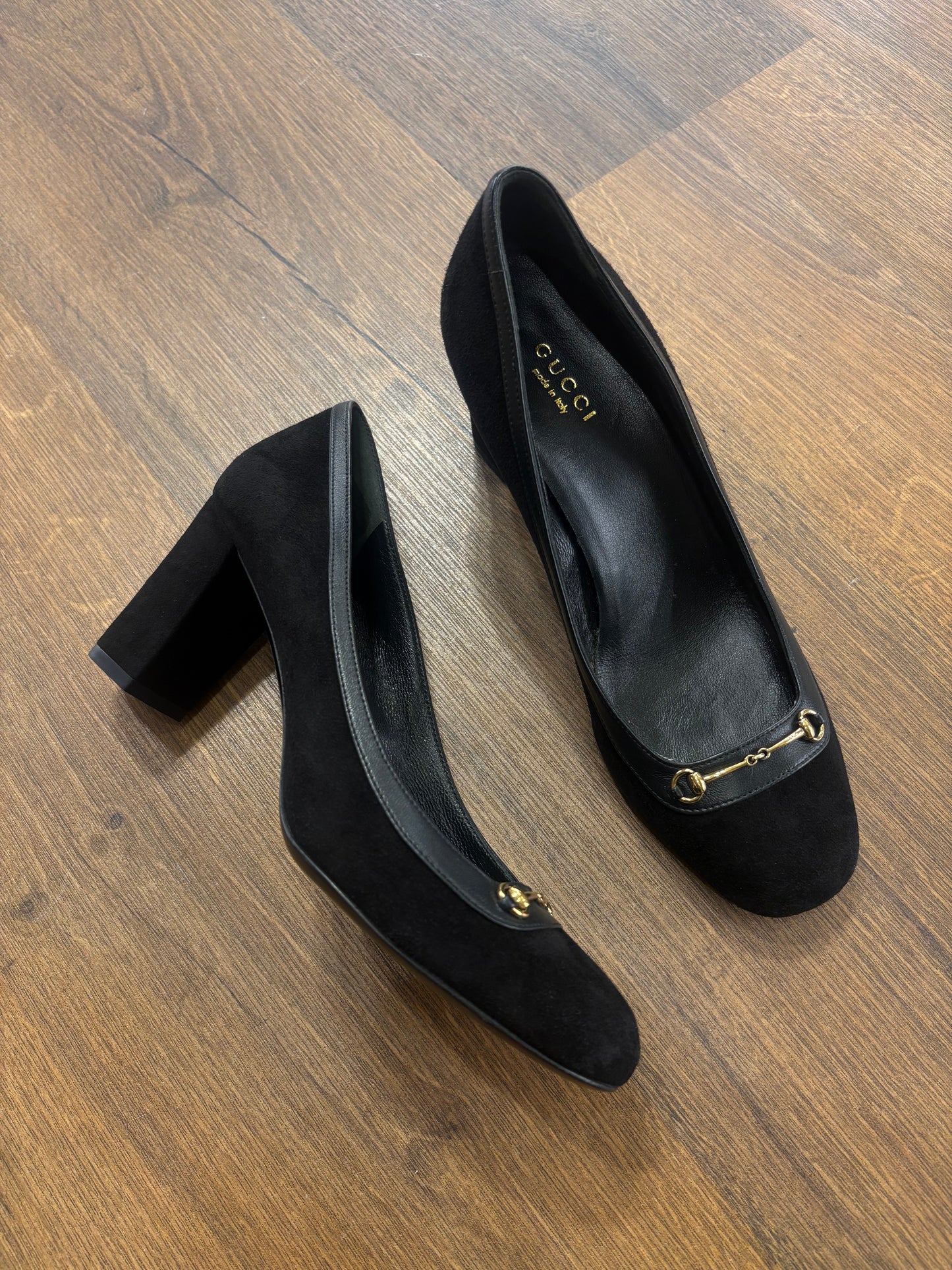Gucci décolleté in suede nero con morsetto dorato