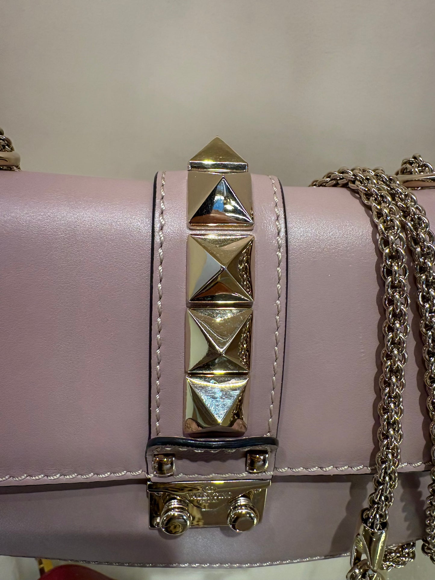 Valentino Garavani Borsa a tracolla  Glam Lock Medium in pelle rosa malva con borchie Rockstud