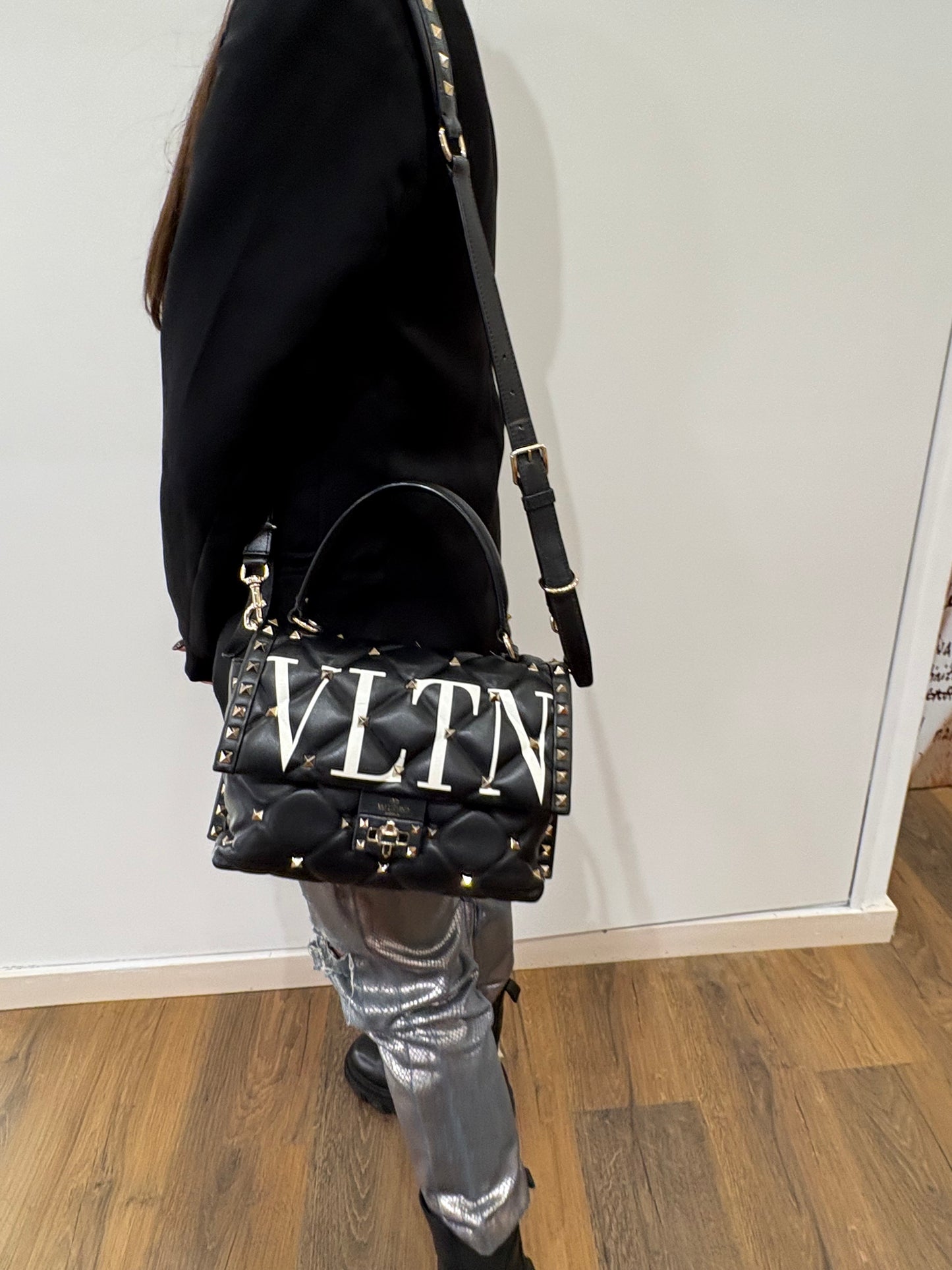Valentino Garavani Candy Stud in pelle nera con logo VLTN