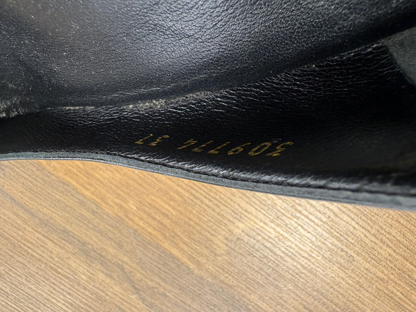 Gucci décolleté in suede nero con morsetto dorato