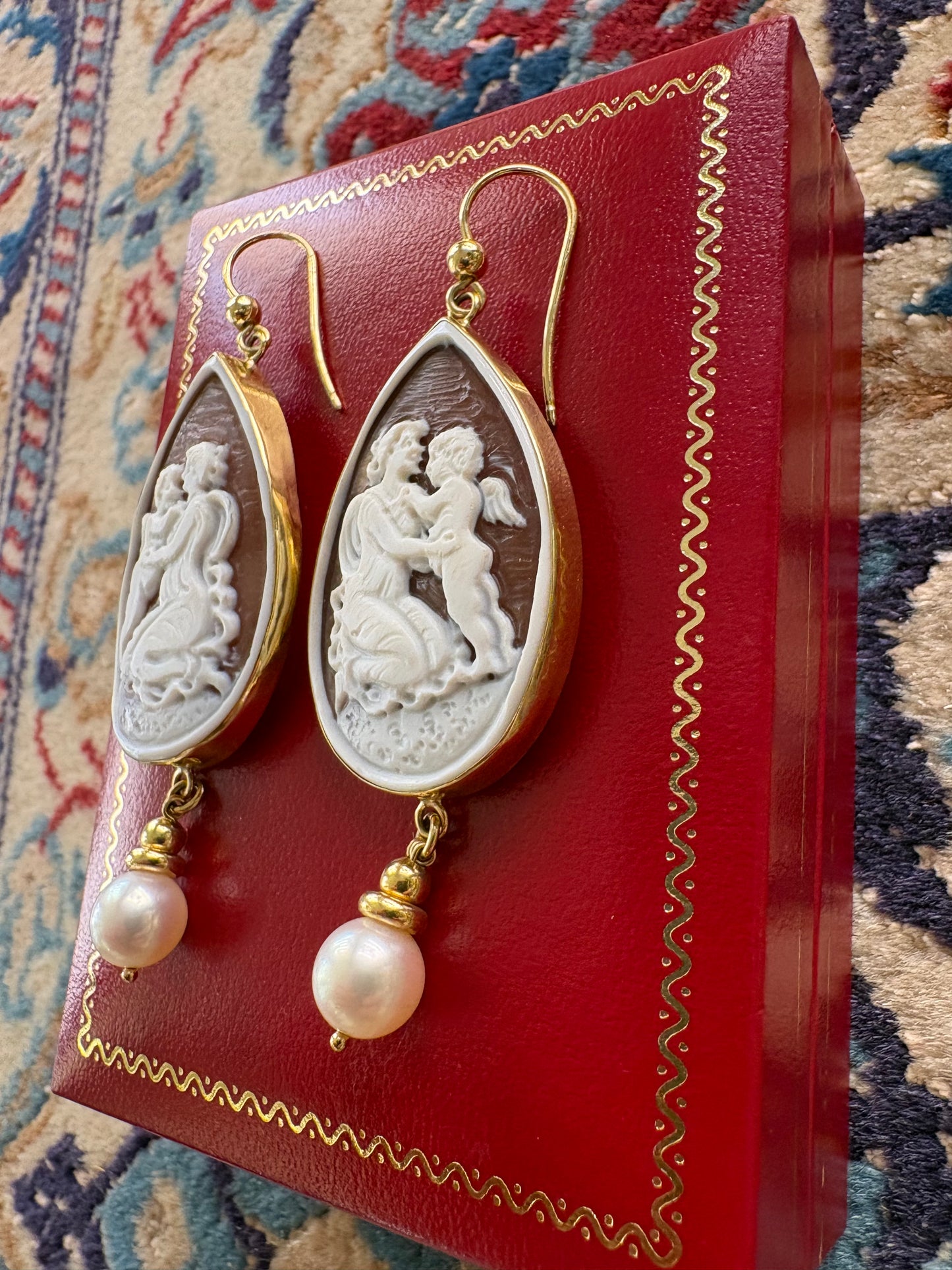 Orecchini pendenti in oro giallo 750 e cammeo con perla