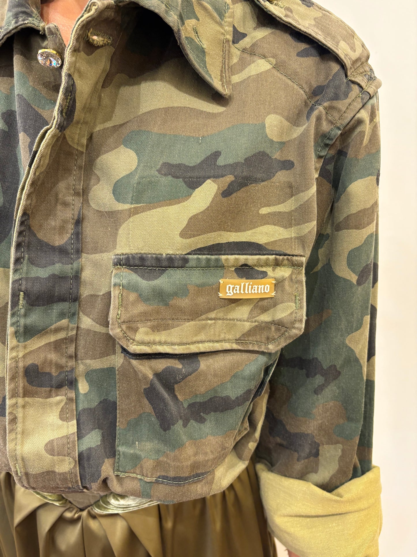 Galliano abito camouflage e seta recycling