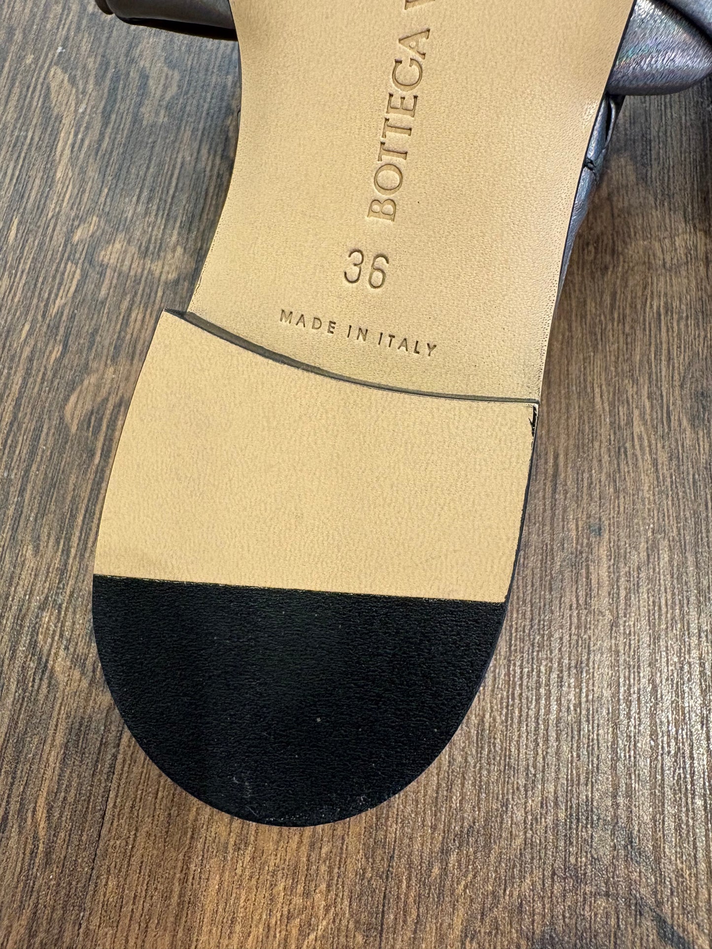 Bottega Veneta Sandali Flat Lido in Pelle Intrecciata Oyster Metallic 36. Nuovo