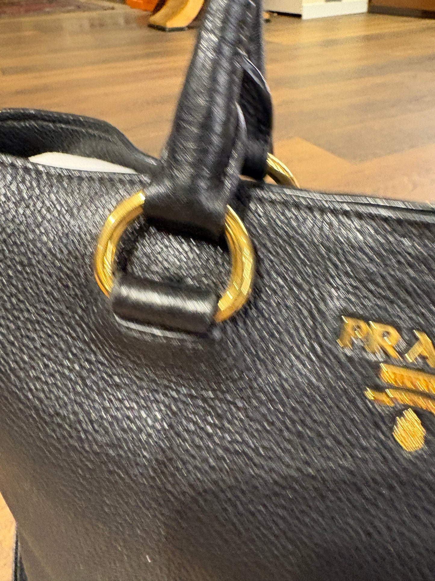 Prada borsa tote in pelle nera martellata