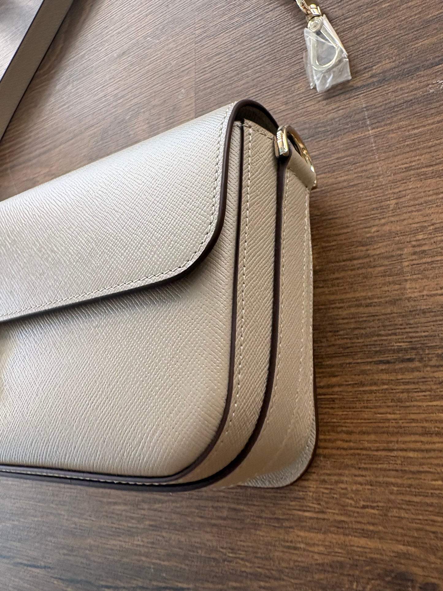 Borsa C de Cartier East-West in Pelle Beige con Doppia Tracolla. Nuovo