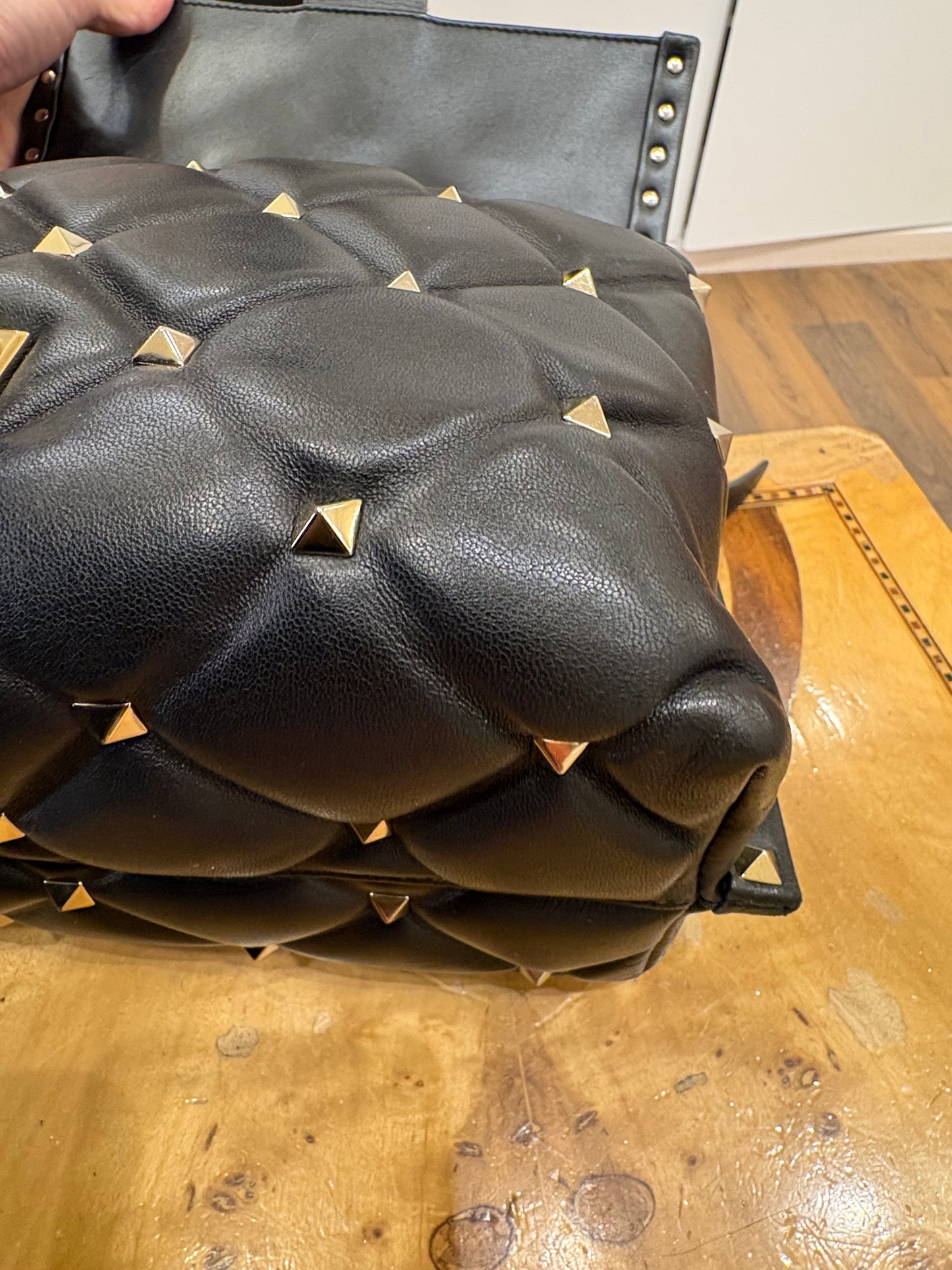 Valentino Garavani Candy Stud in pelle nera con logo VLTN