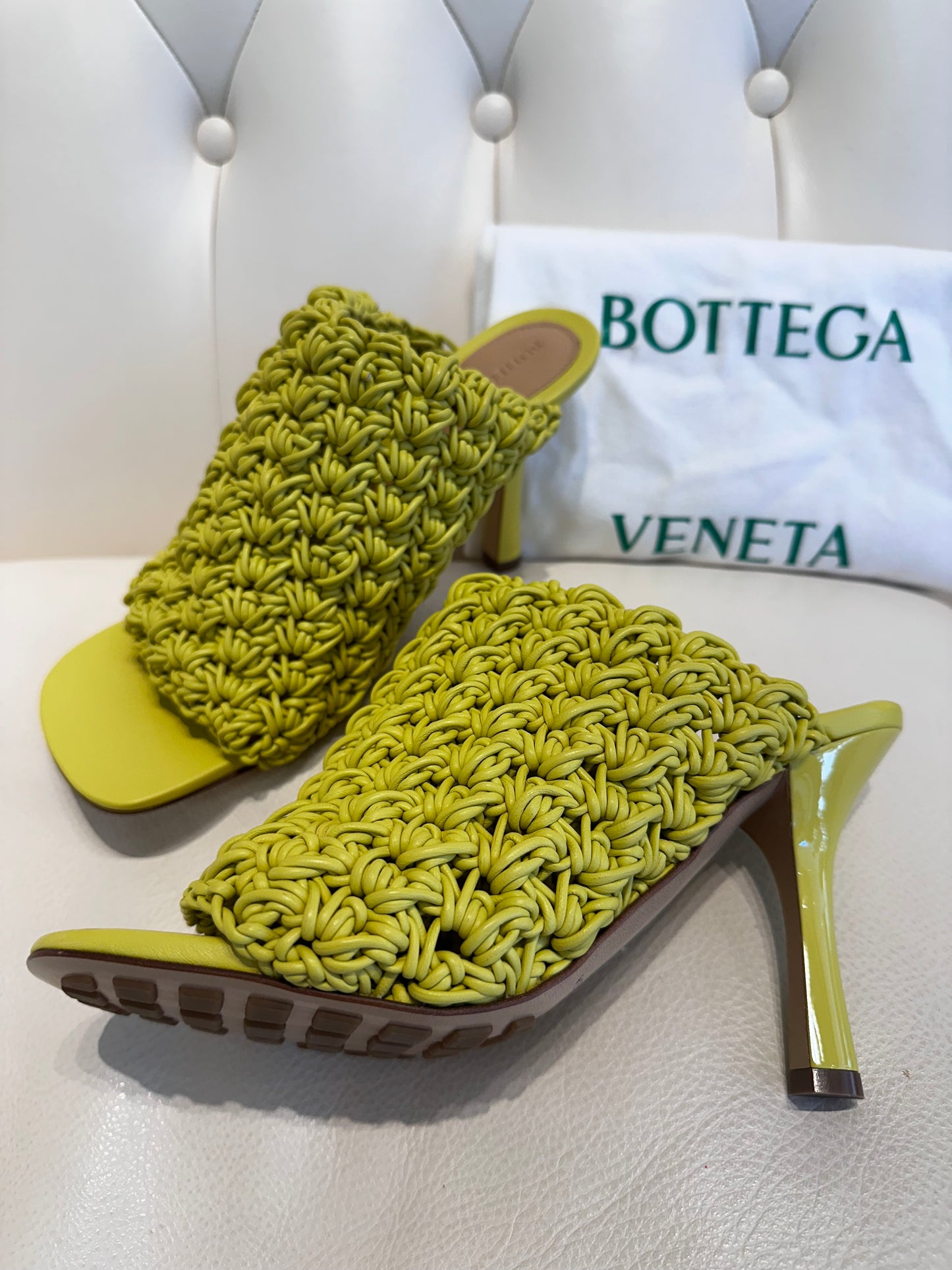 Bottega Veneta mules in pelle intrecciata verde acido