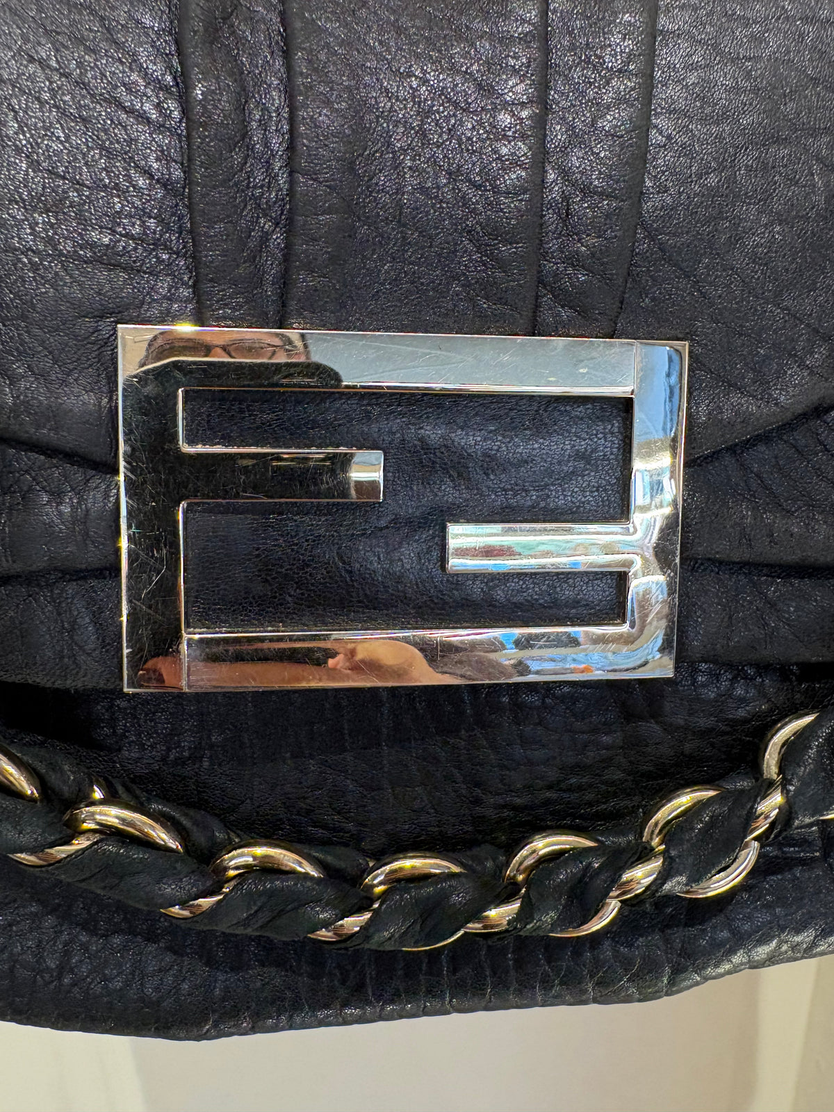 Fendi Mia Bag borsa a spalla in pelle martellata nera