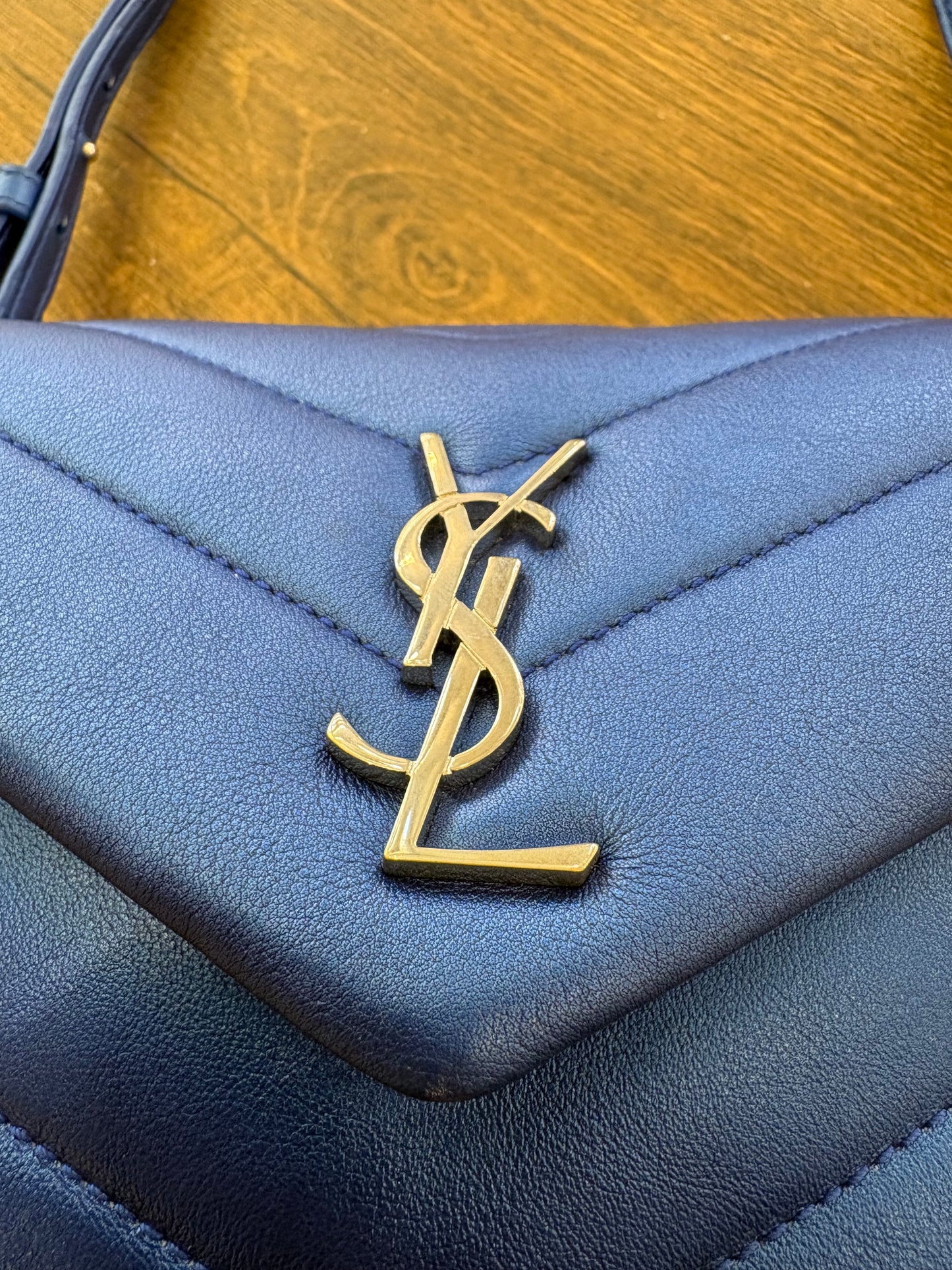 Ysl Loulou Toy in pelle matelasse’ azzurro metallizzato. Nuovo