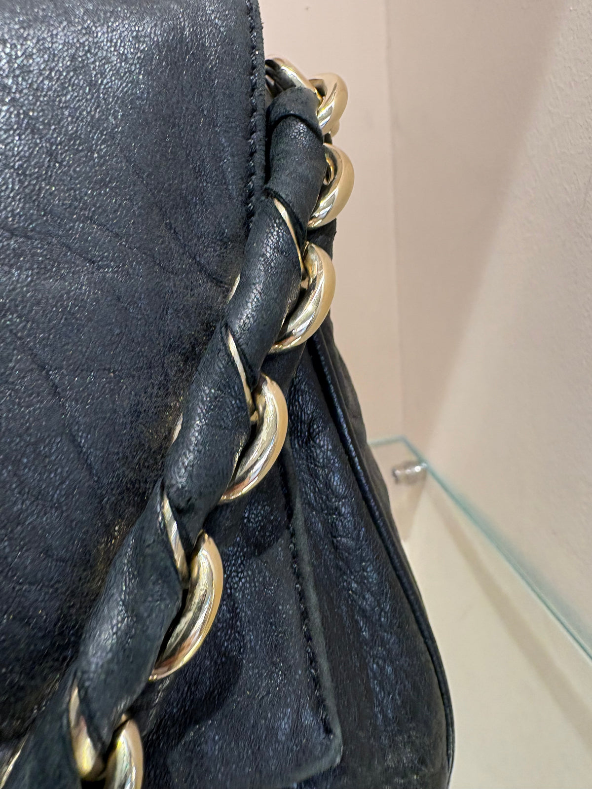 Fendi Mia Bag borsa a spalla in pelle martellata nera