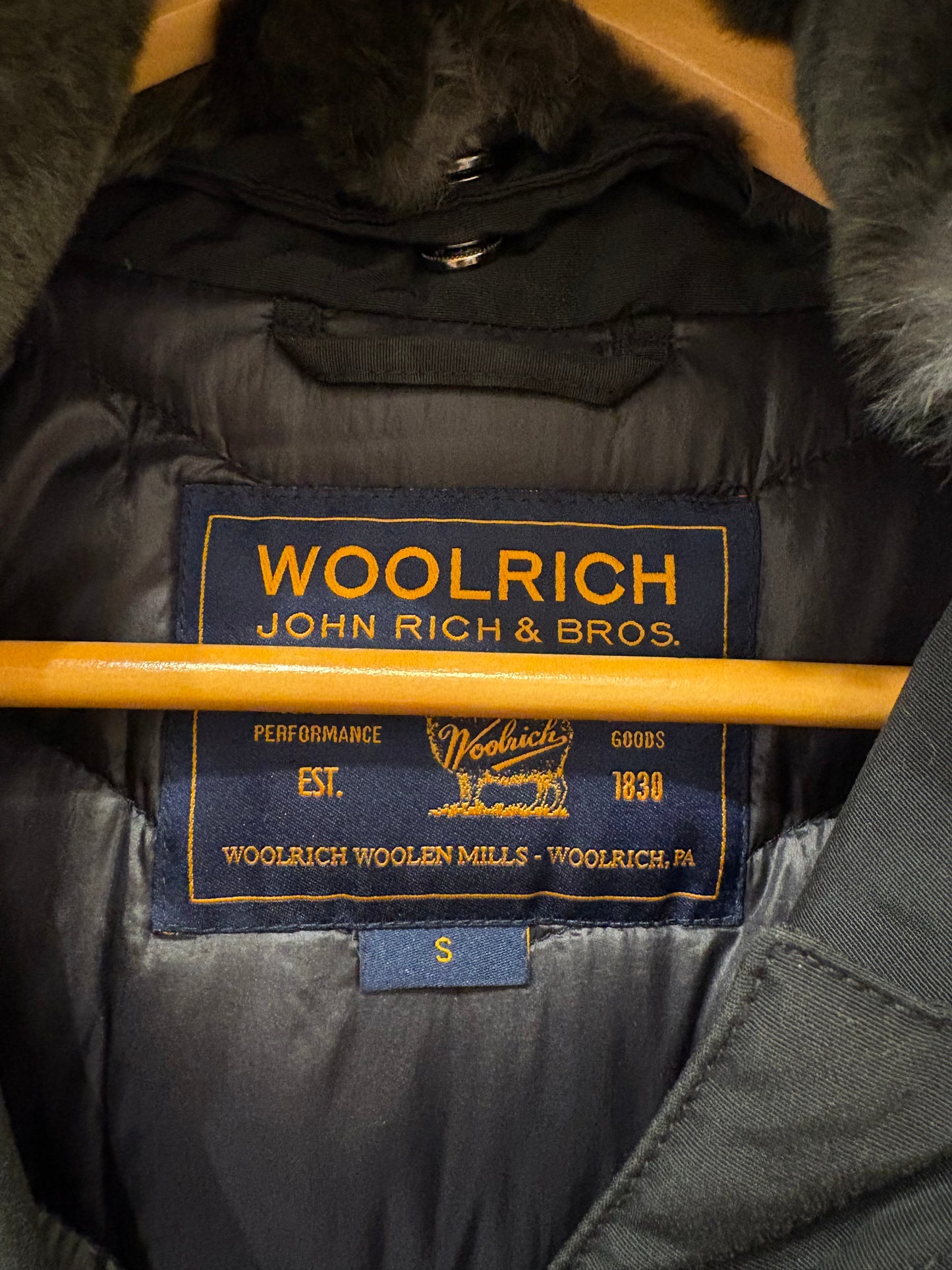 Woolrich parka Bow Bridge nero in tessuto Ramar e pelliccia vera tg44
