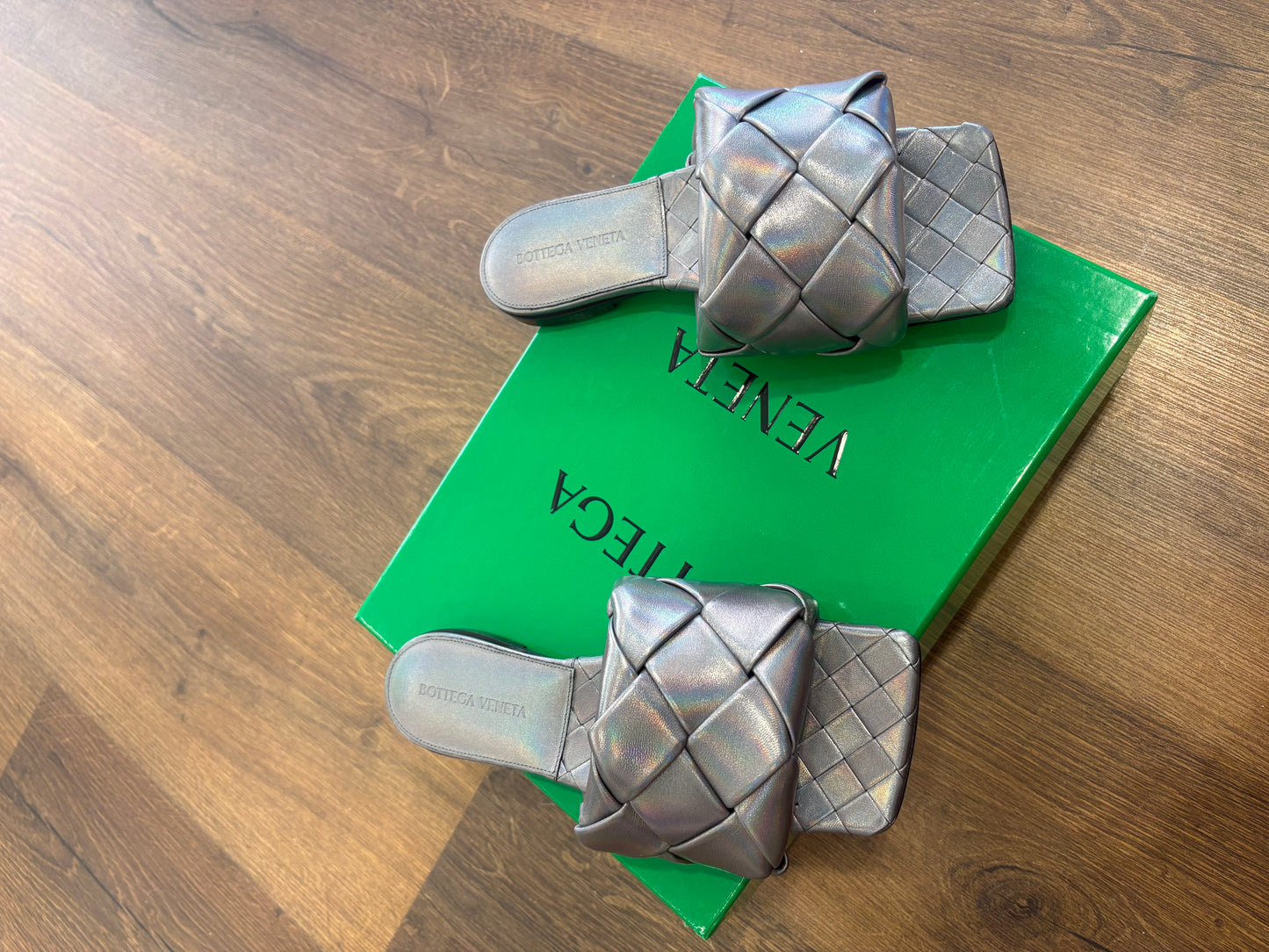 Bottega Veneta Sandali Flat Lido in Pelle Intrecciata Oyster Metallic 36. Nuovo