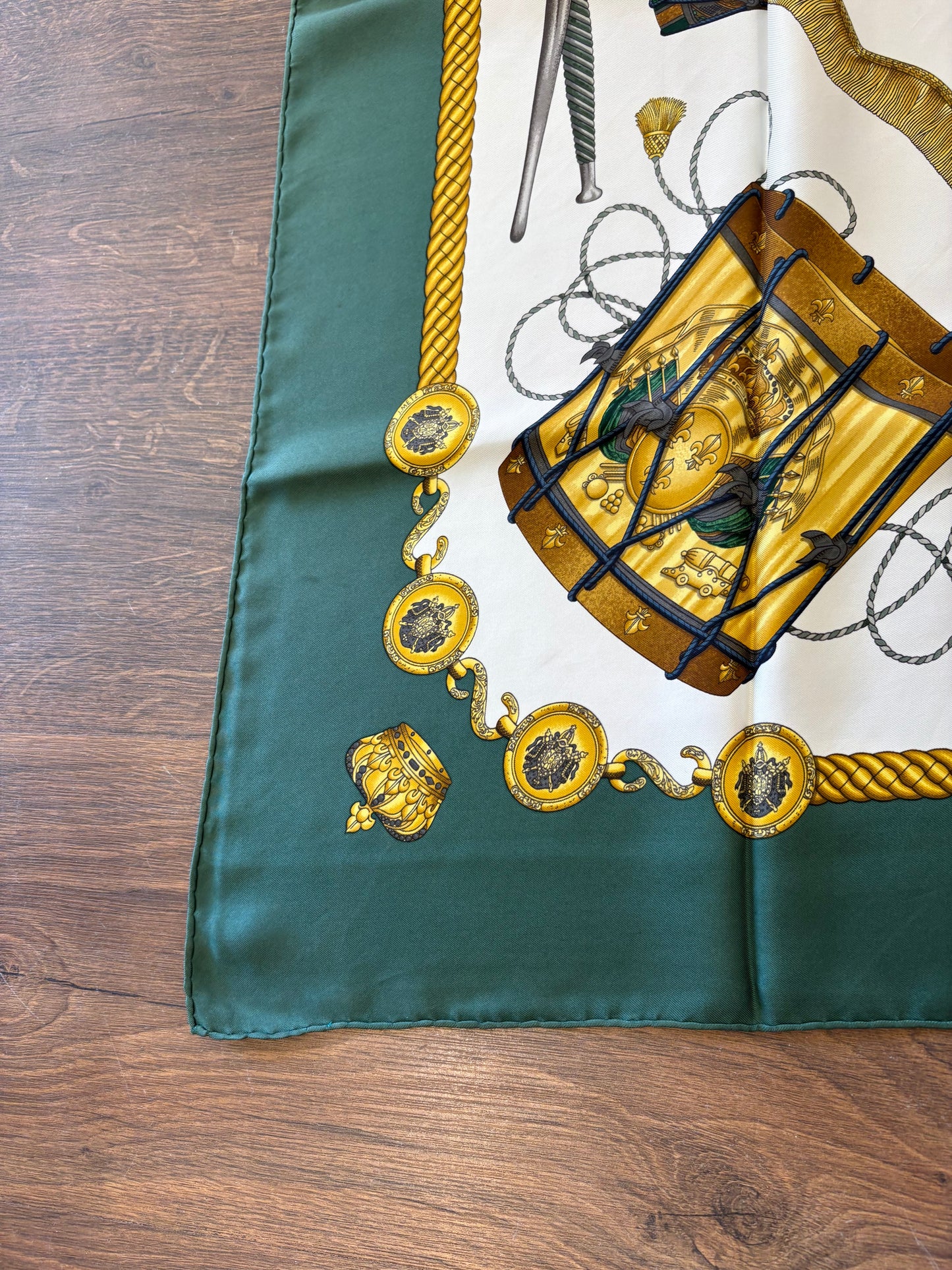 Hermès Paris Foulard Carré 90 "Les Tambours" in Seta Verde Bosco