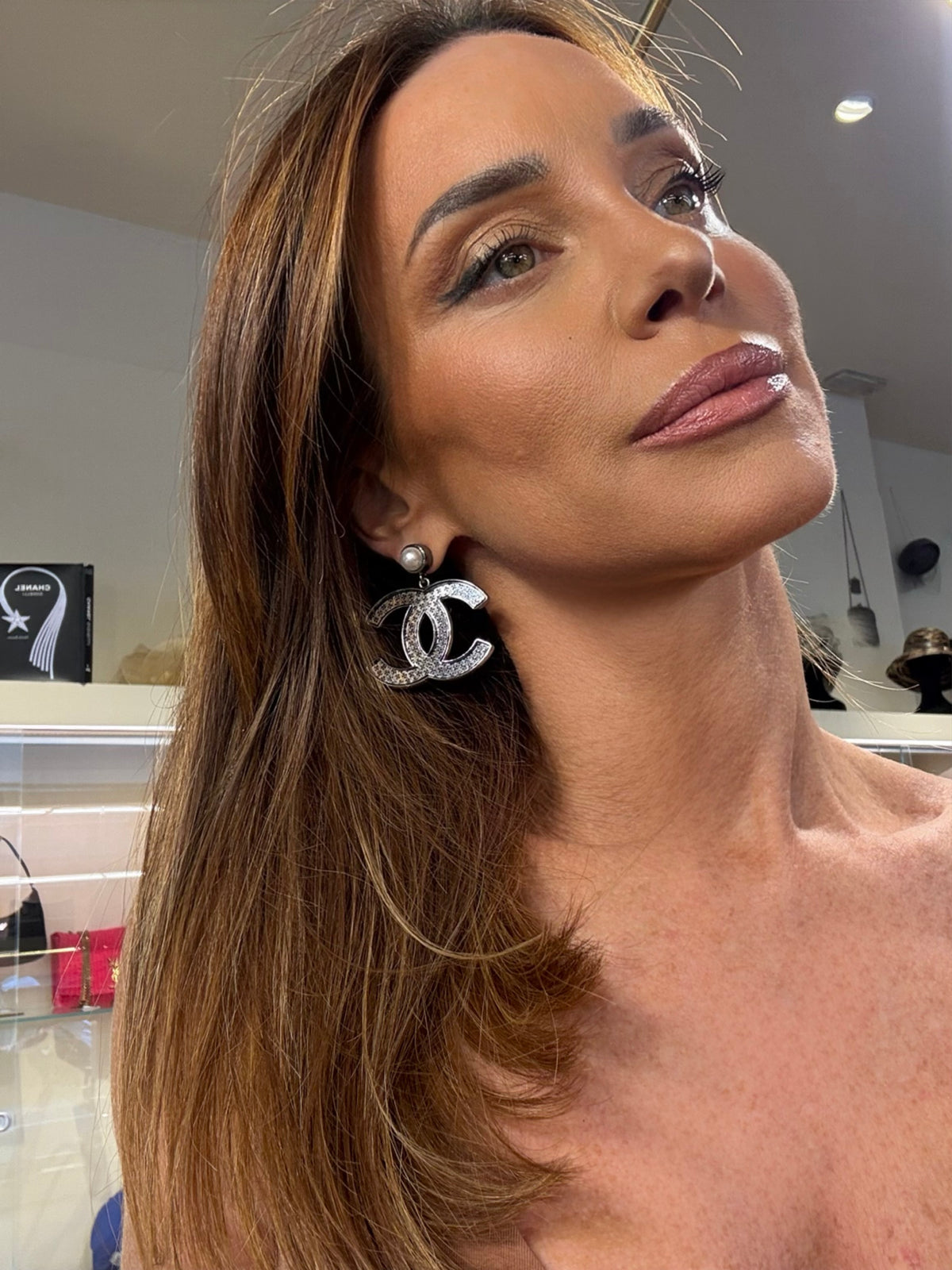 Chanel Orecchini Pendenti Chanel CC Logo Piercing in Metallo Argentato con Perla e Motivo Clover Pattern (Quadrifoglio)