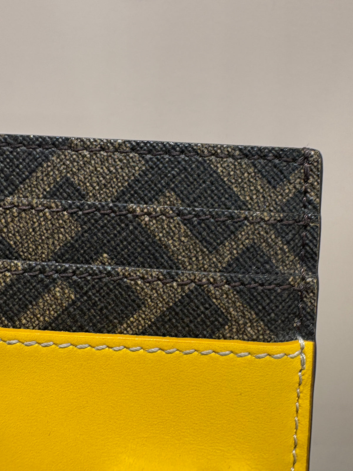 Fendi Portacarte FF Squared in Pelle e Tessuto Jacquard – Giallo Mimosa e Tabacco