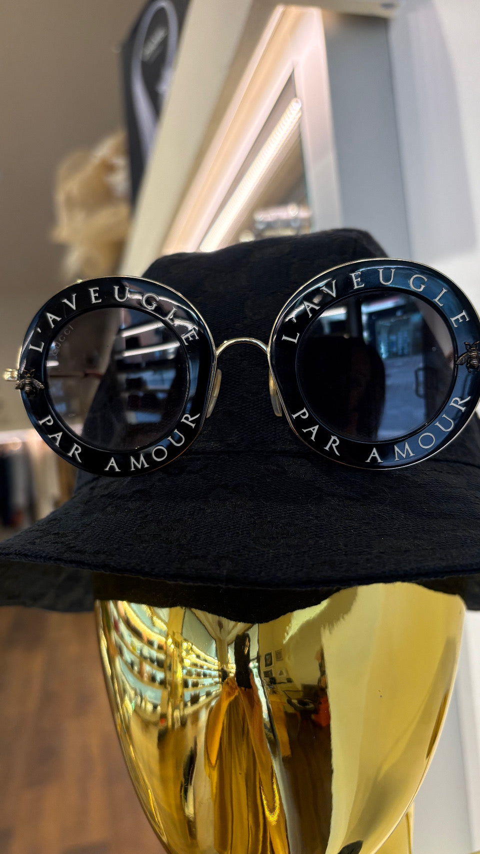 Gucci GG0113S "L'Aveugle Par Amour" Occhiali da Sole Rotondi Nero e Oro