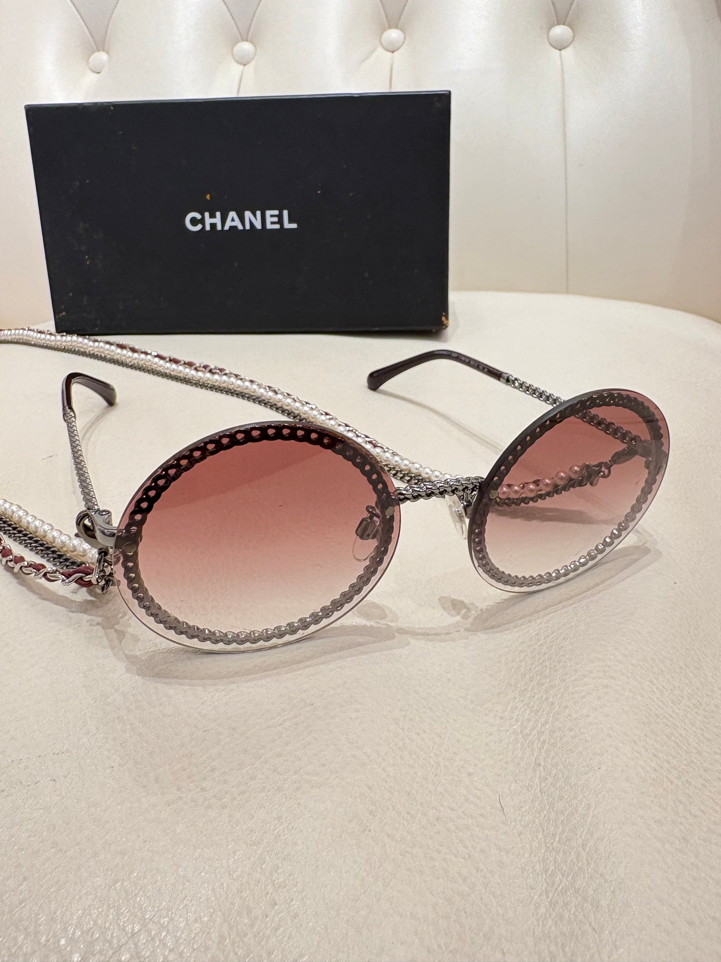 Chanel occhiali da sole round catene pelle e perle lenti rosa sfumate