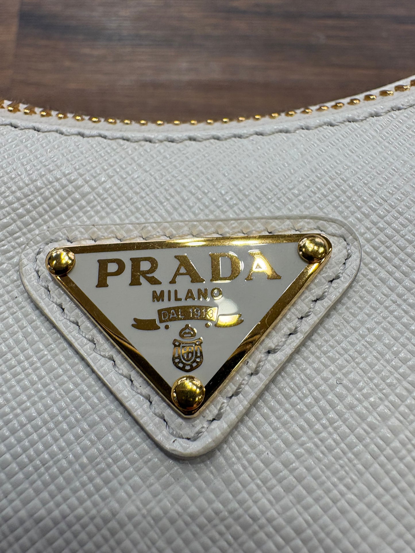 Borsa Prada Re-Edition 2005 in Pelle Saffiano Bianco. Nuovo
