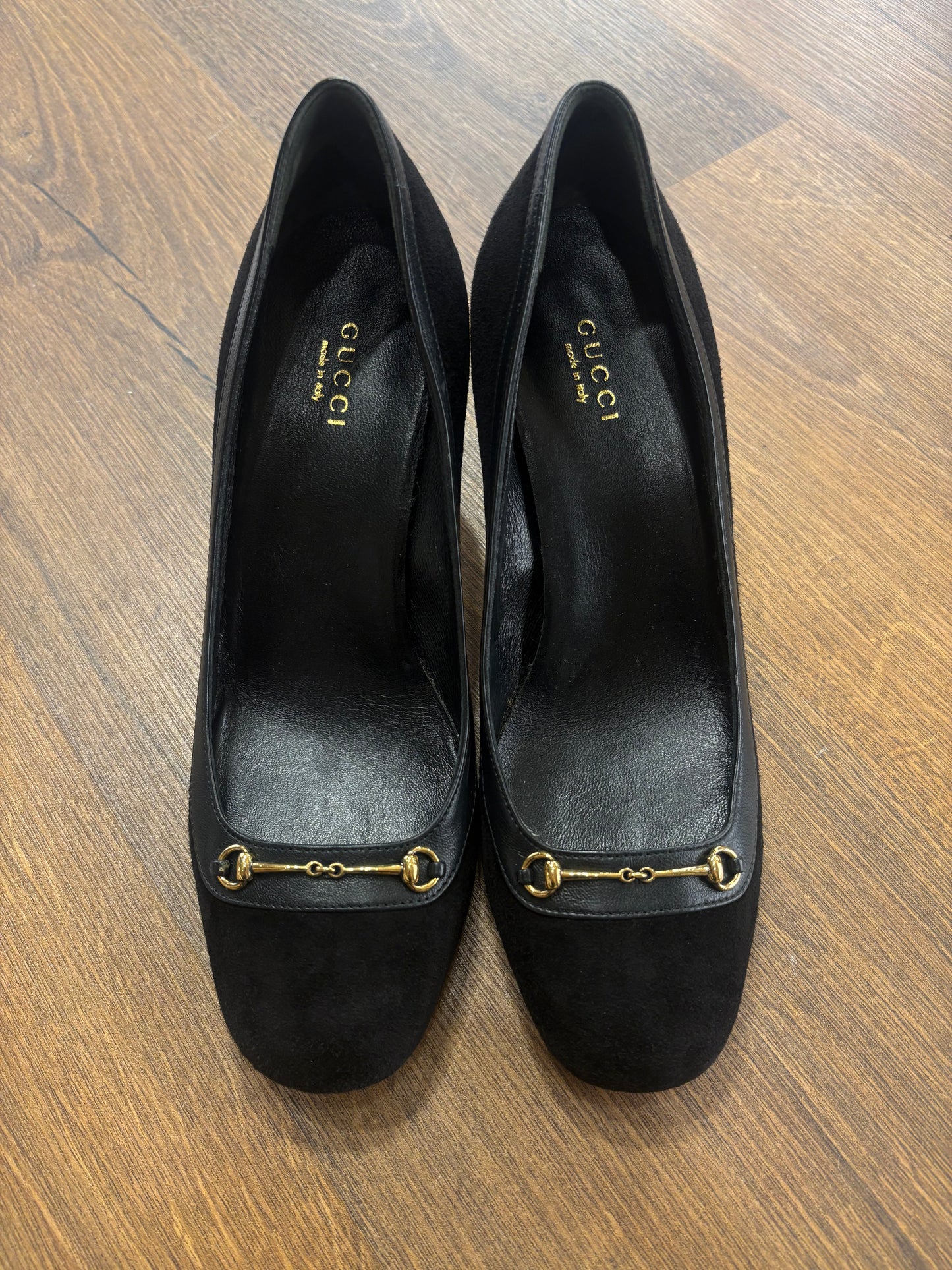 Gucci décolleté in suede nero con morsetto dorato