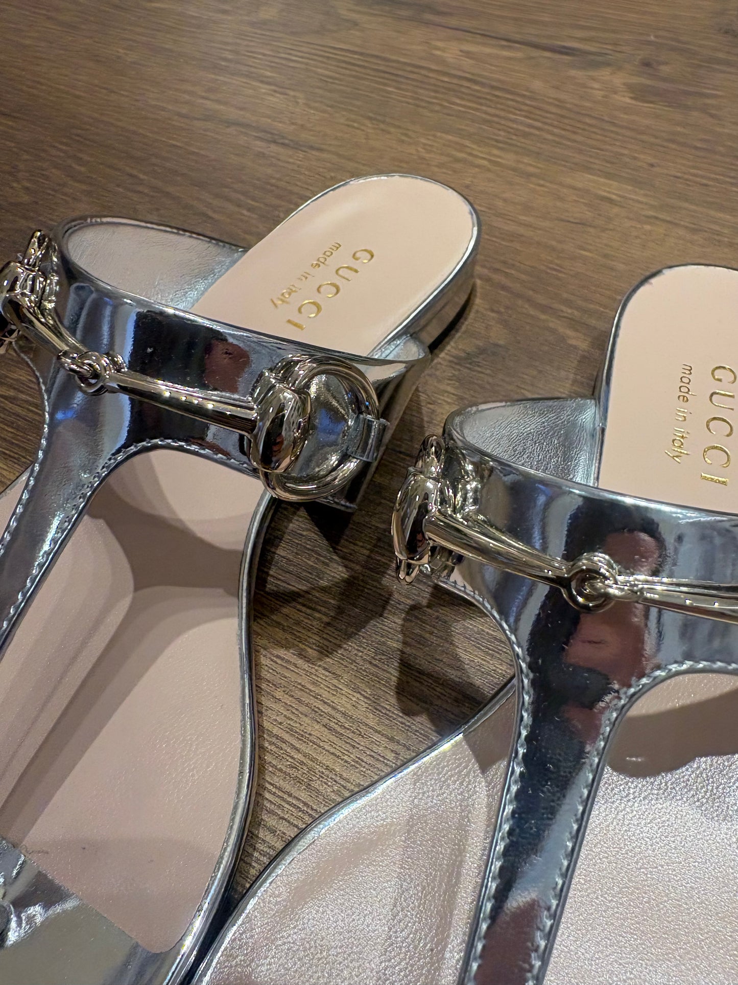Sandali Infradito Gucci Horsebit  in Pelle Laminata Argento 39. Nuovo