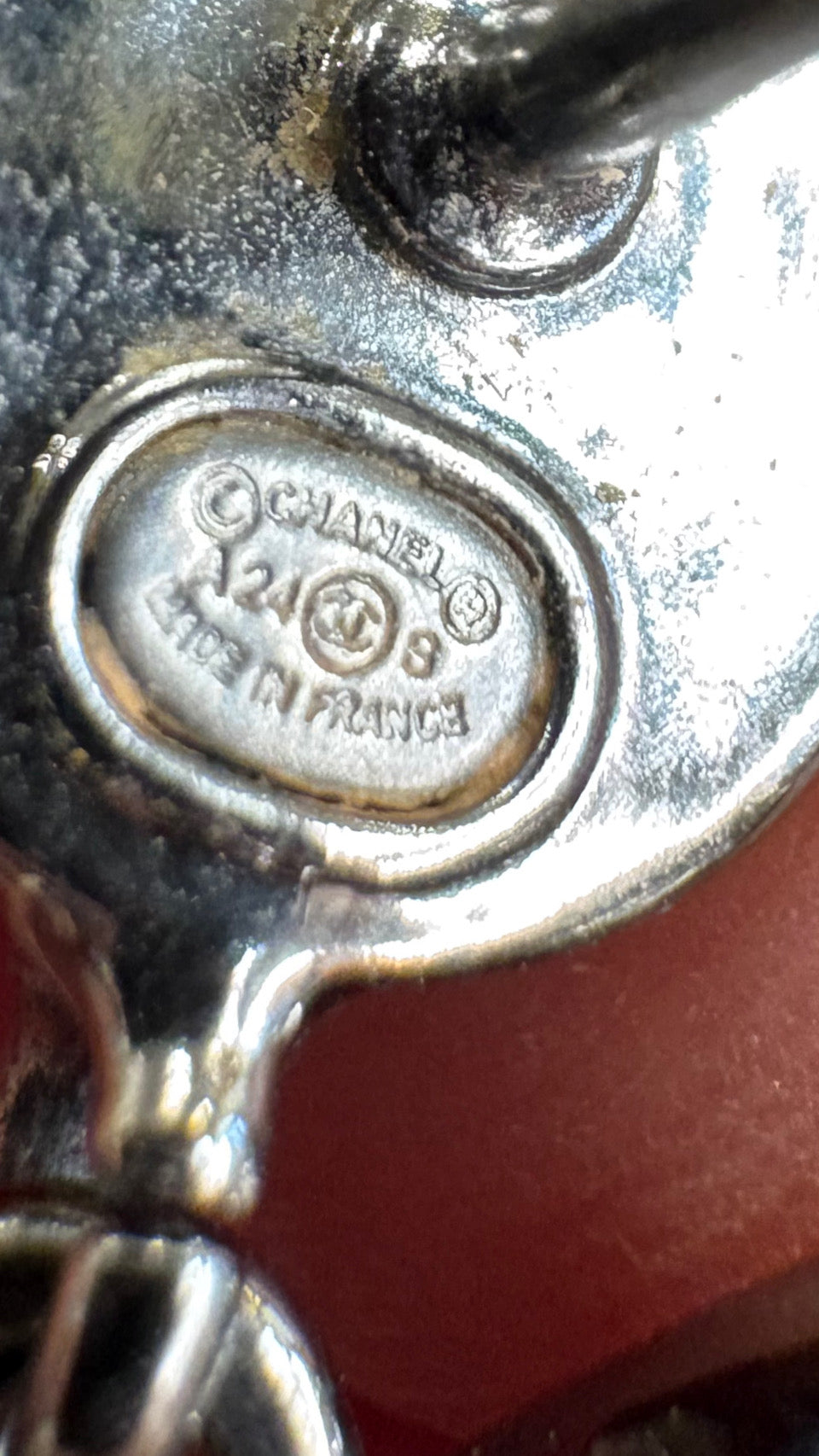 Chanel Orecchini Pendenti Chanel CC Logo Piercing in Metallo Argentato con Perla e Motivo Clover Pattern (Quadrifoglio)