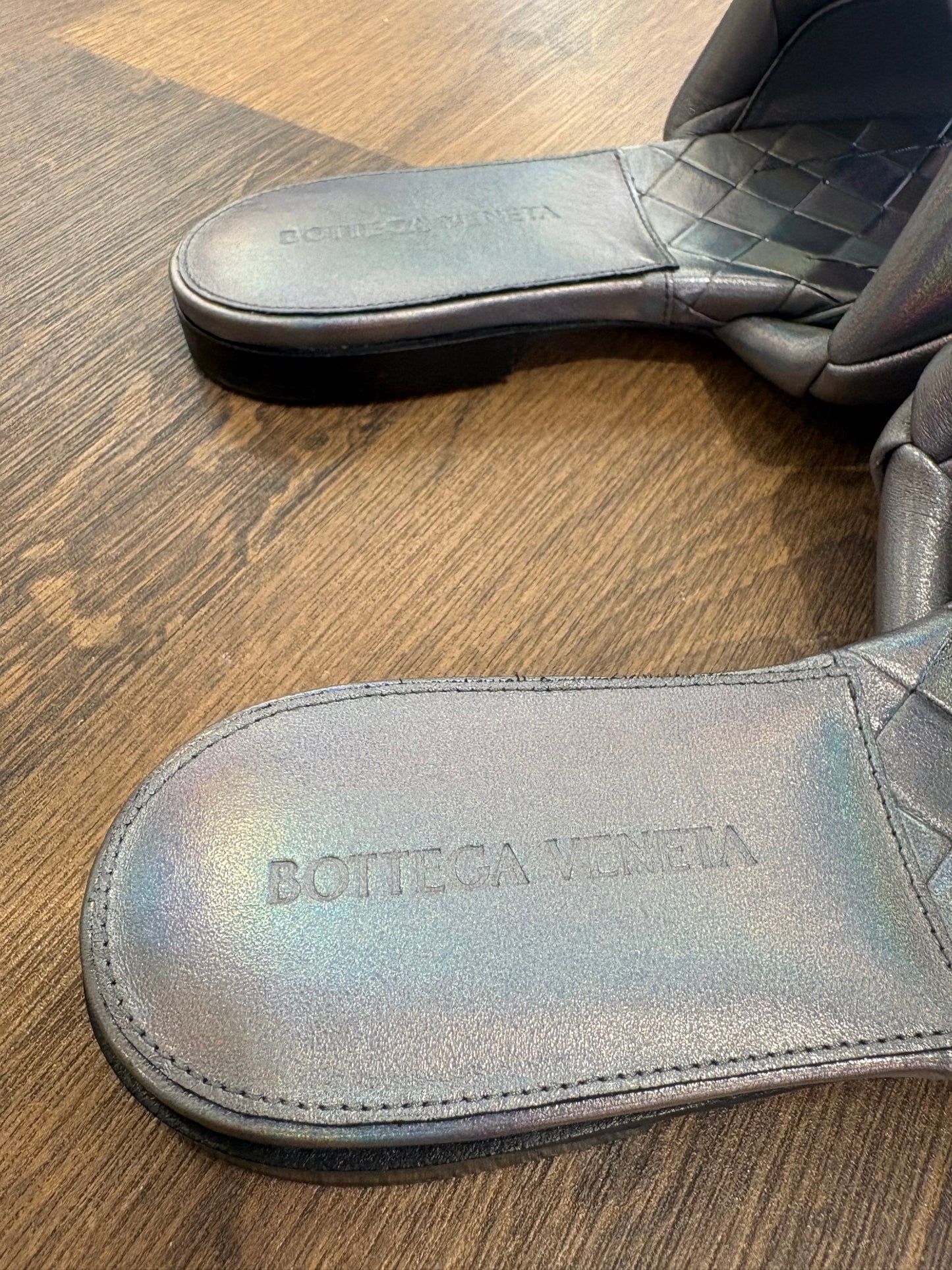 Bottega Veneta Sandali Flat Lido in Pelle Intrecciata Oyster Metallic 36. Nuovo